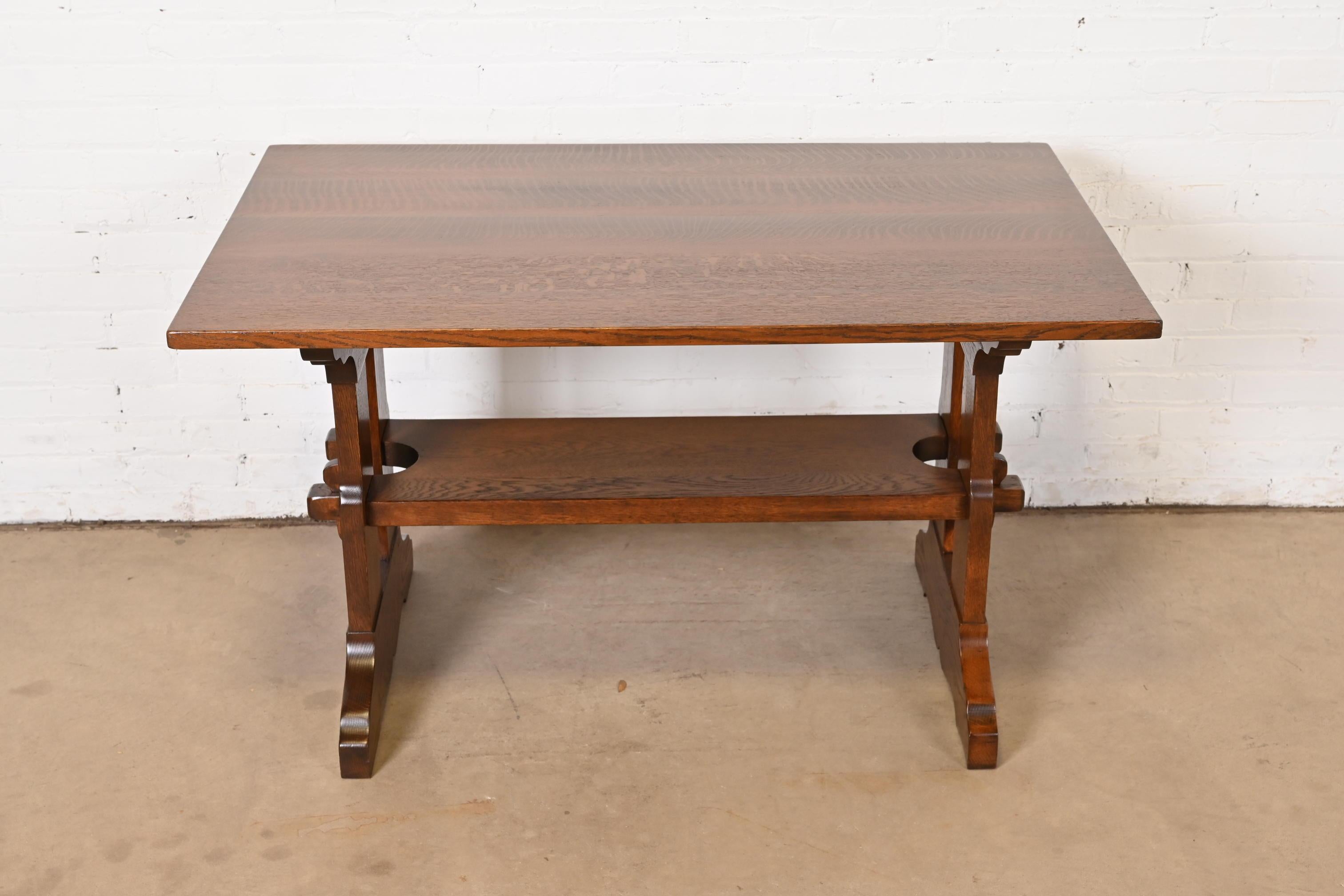 A rare and exceptional antique Mission oak Arts & Crafts trestle library table or writing desk

By Gustav Stickley

USA, Circa 1900

Measures: 48.25