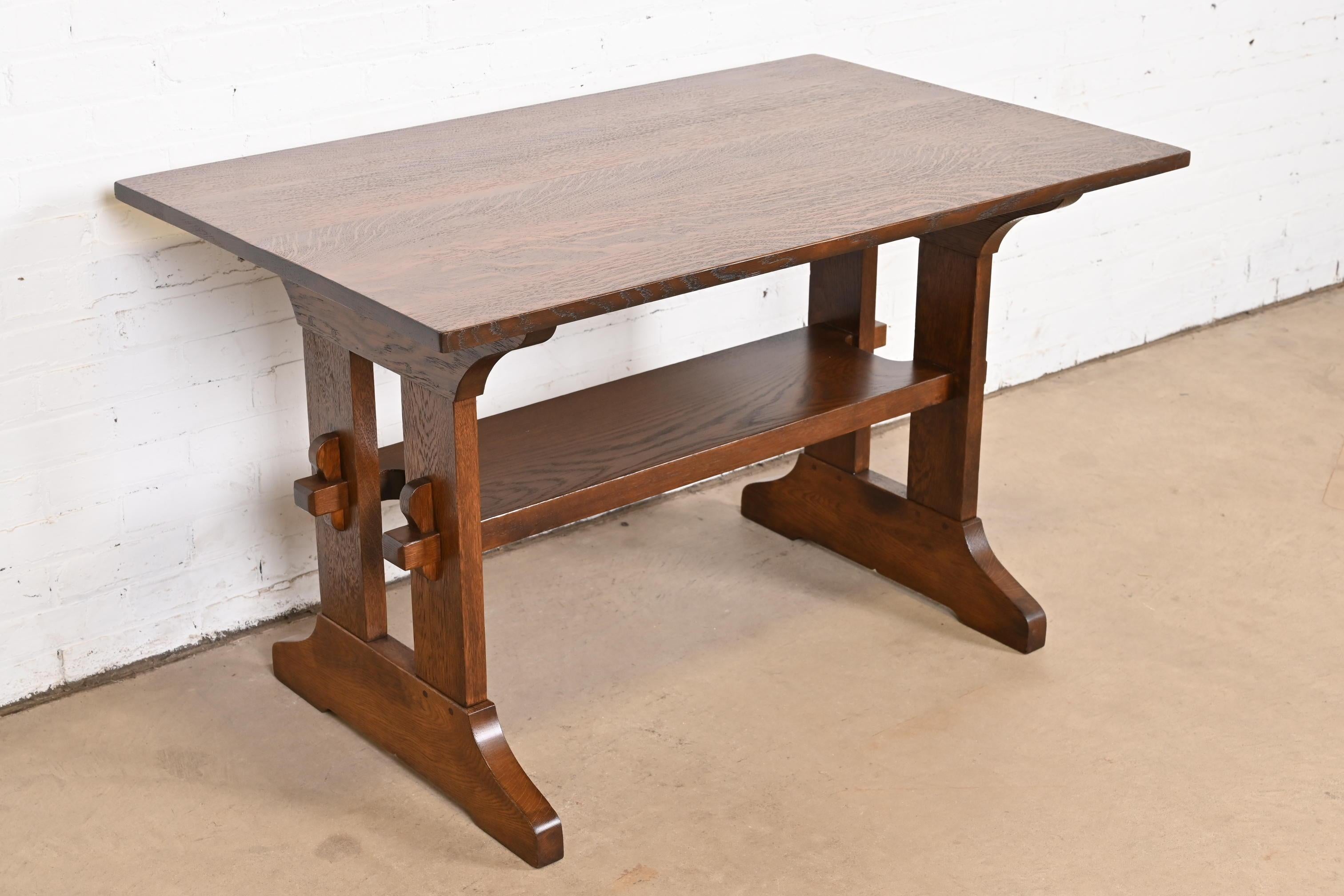 Una rara y excepcional mesa antigua de biblioteca o escritorio de caballete de roble Mission Arts & Crafts

Por Gustav Stickley

EE.UU., Circa 1900

Medidas: 48