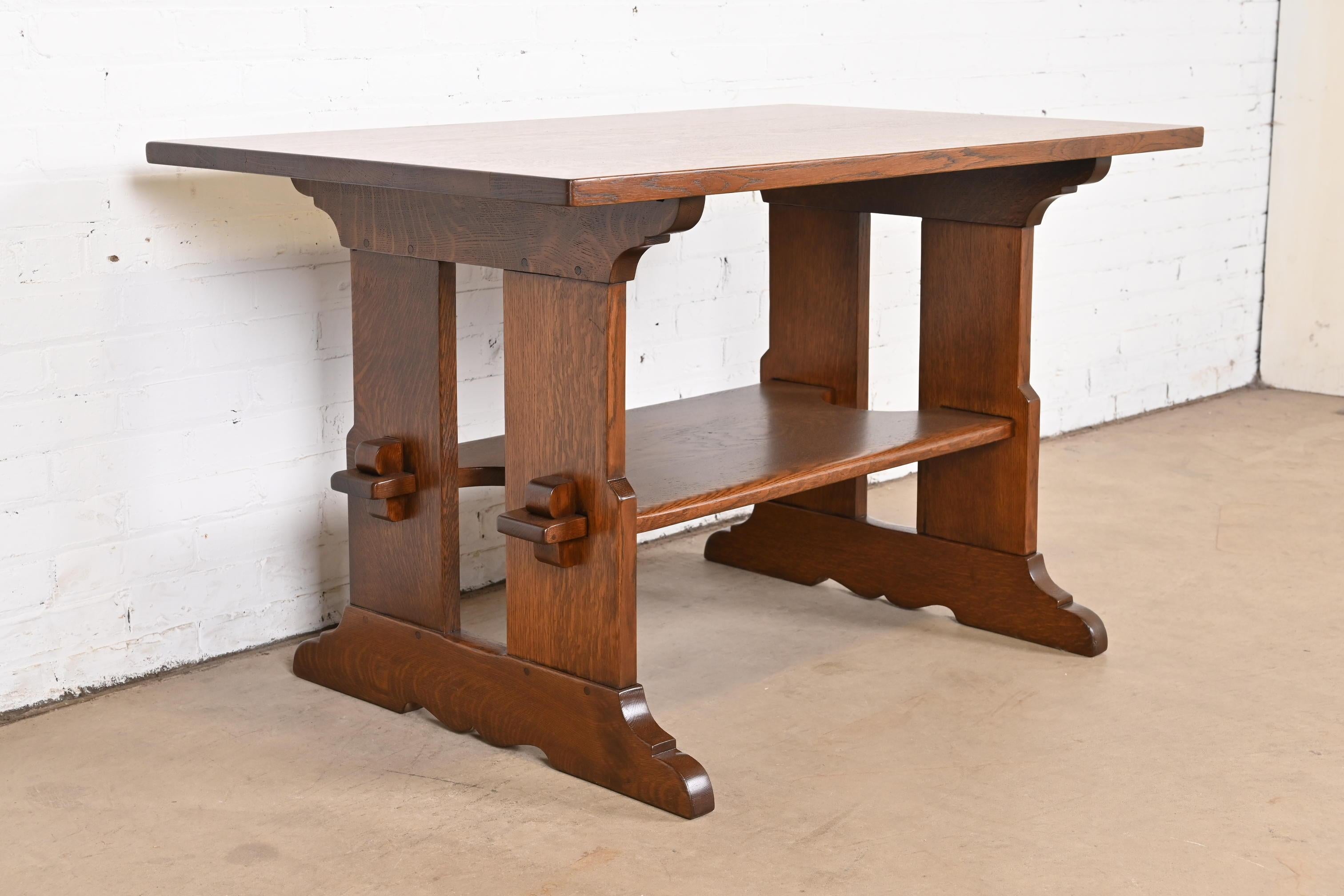 Chêne Table de bibliothèque ou bureau à tréteaux en chêne Arts & Crafts Mission de Gustav Stickley en vente