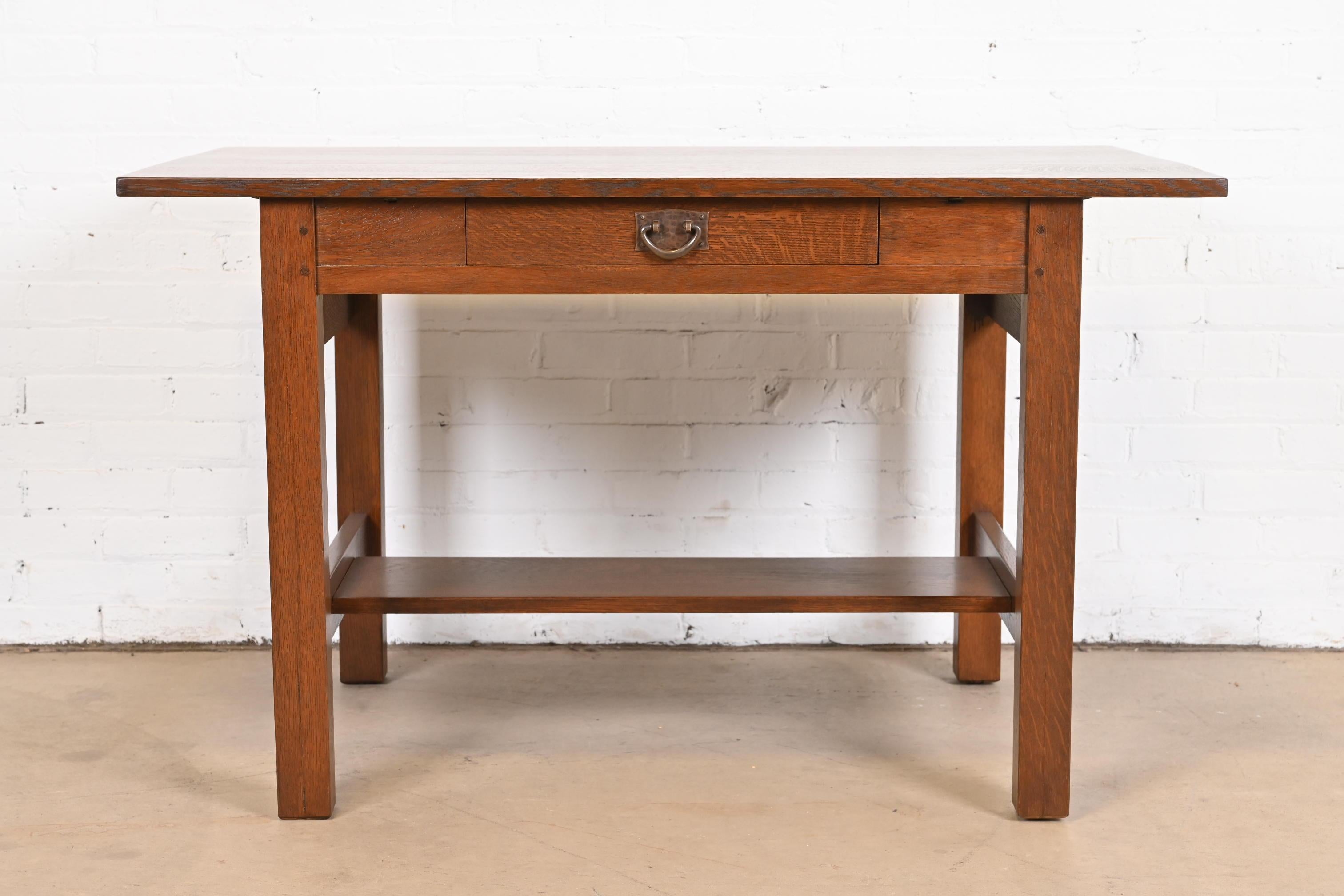 A rare and exceptional antique Mission or Arts & Crafts writing desk or library table

By Gustav Stickley

USA, Circa 1900

Solid quarter sawn oak, with original hammered copper hardware

Measures: 48