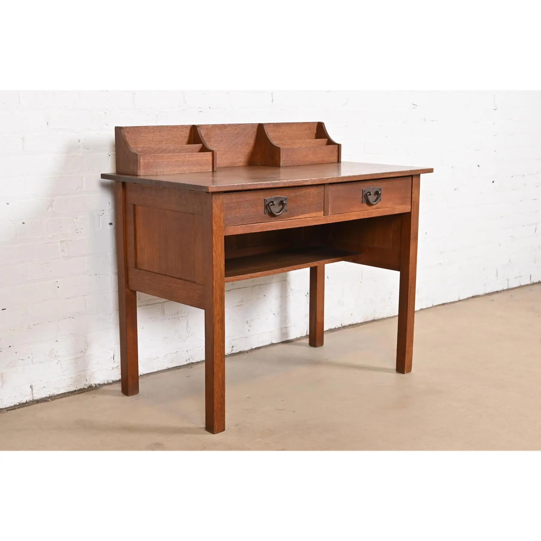 Ein seltener und außergewöhnlicher antiker Schreibtisch im Missions- oder Arts & Crafts-Stil

Von Gustav Stickley (signiert mit originalem Papierlabel und rotem Aufkleber)

USA, ca. 1900

Wunderschönes, viertelgesägtes Eichenholz mit original