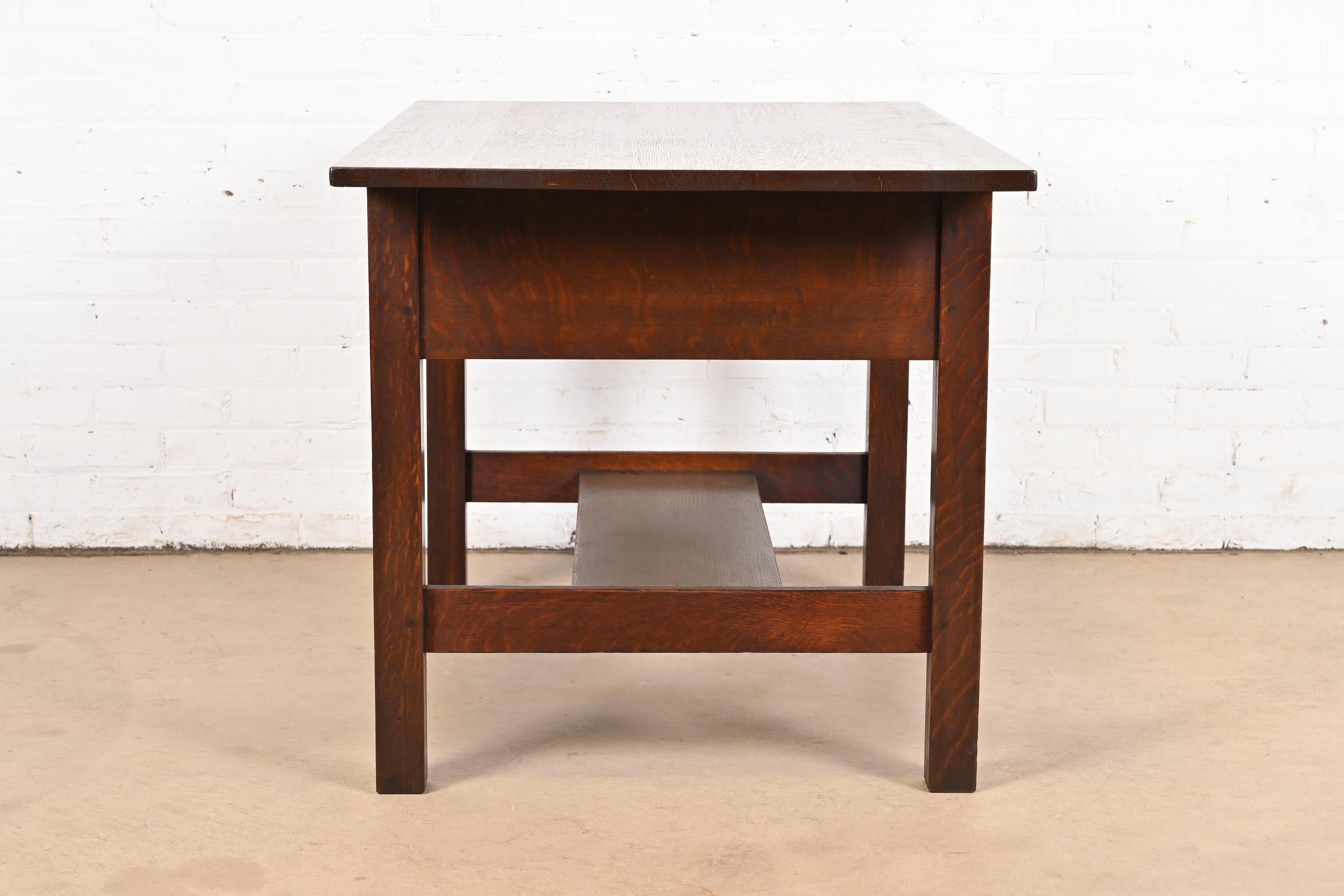 Gustav Stickley Mission Arts & Crafts Escritorio o mesa de biblioteca de roble en venta 3