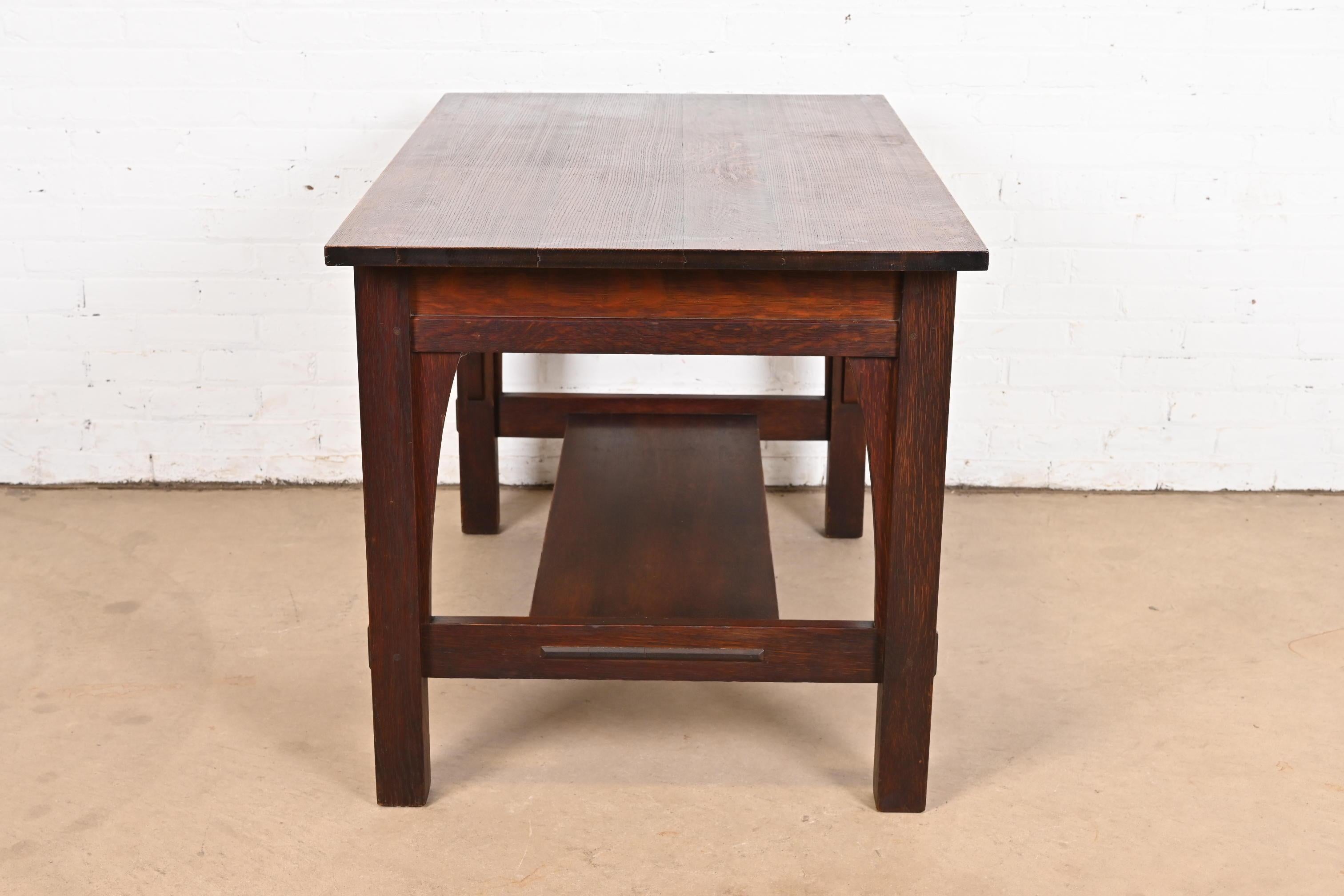 Gustav Stickley Mission Arts & Crafts Escritorio o mesa de biblioteca de roble en venta 4