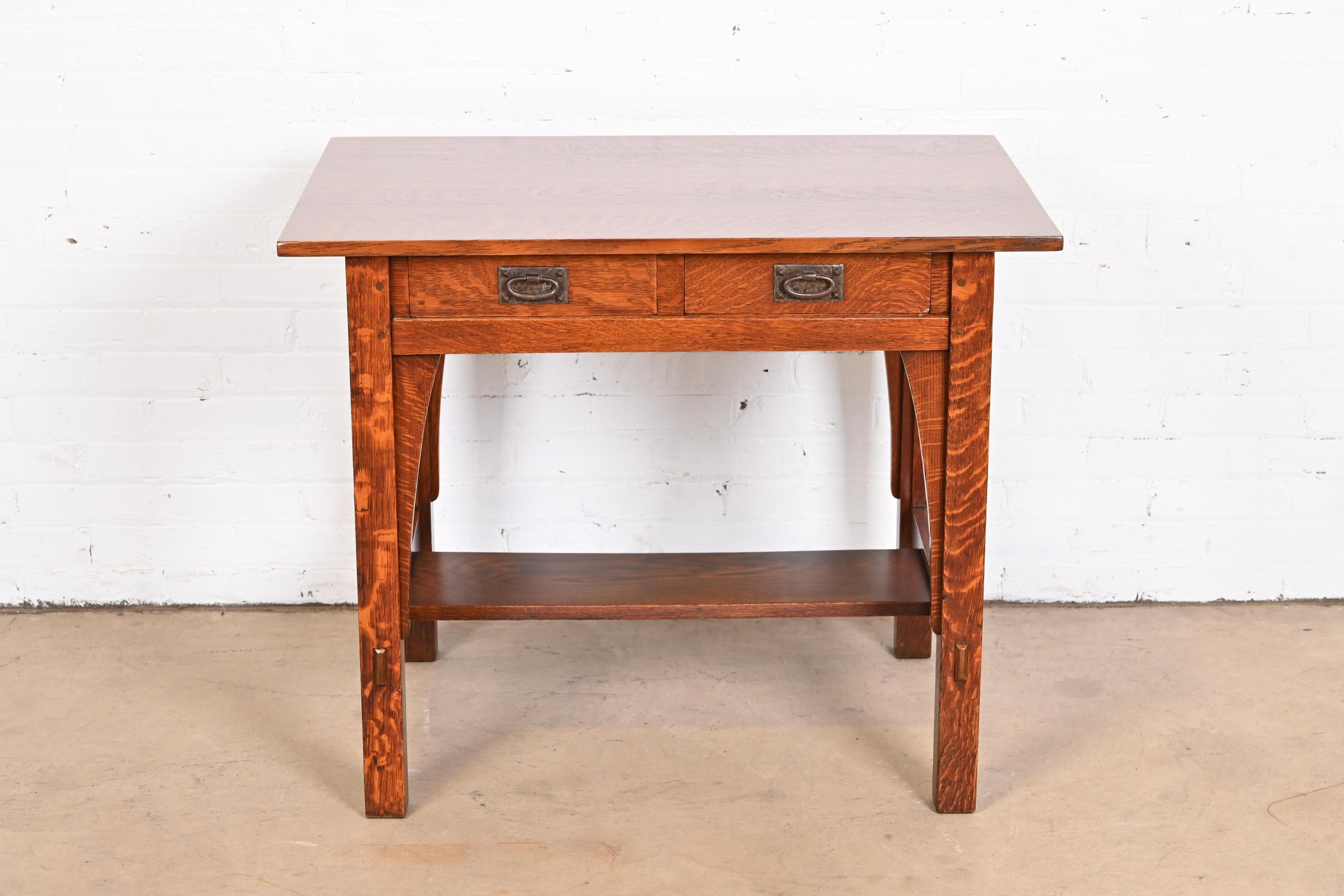 A rare and exceptional antique Mission Arts & Crafts writing desk or library table

By Gustav Stickley

USA, Circa 1900

Solid quarter sawn tiger oak, with hammered copper hardware

Measures: 36