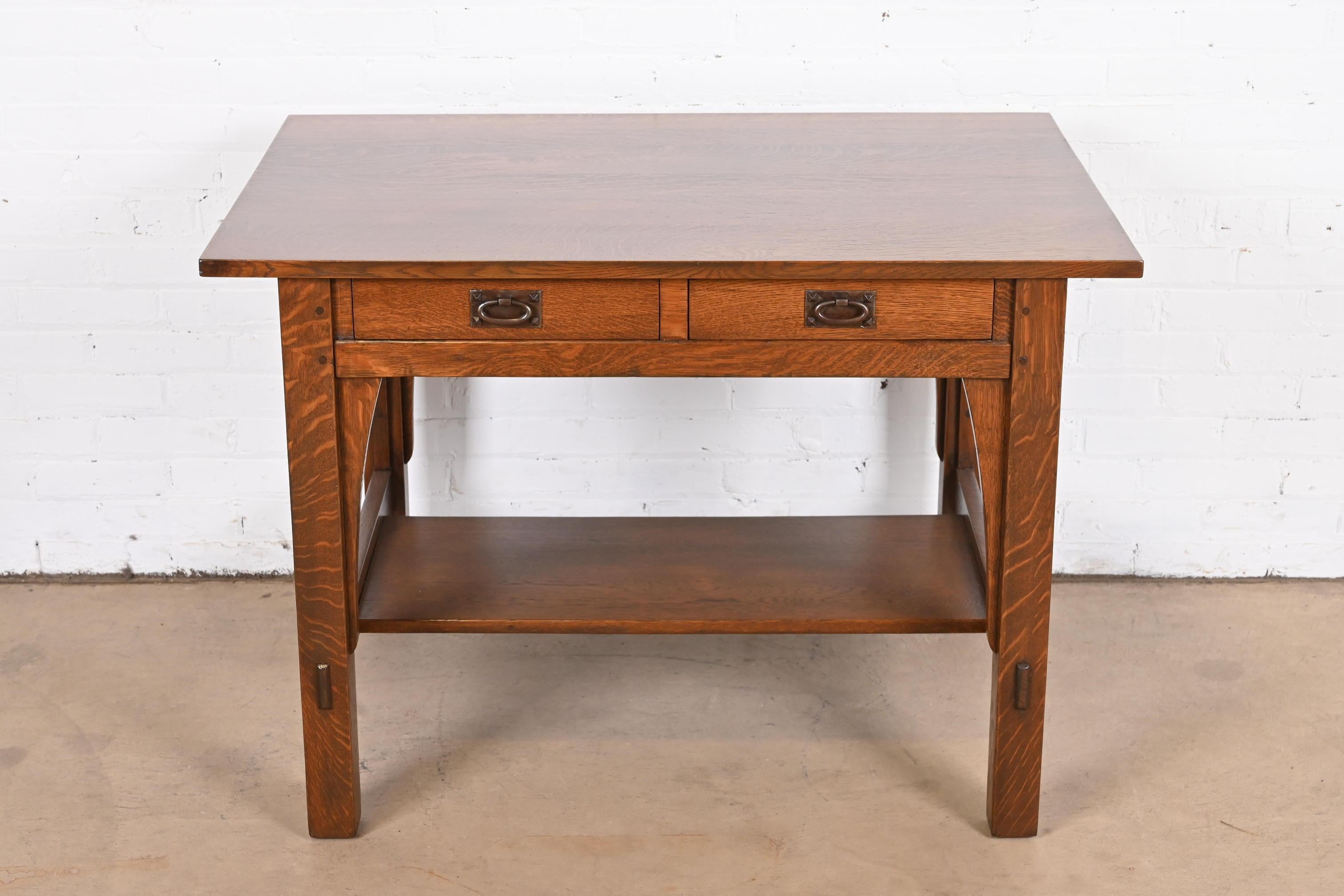 A rare and exceptional antique Mission or Arts & Crafts writing desk or library table

By Gustav Stickley

USA, Circa 1900

Solid quarter sawn oak, with original hammered copper hardware

Measures: 42.13