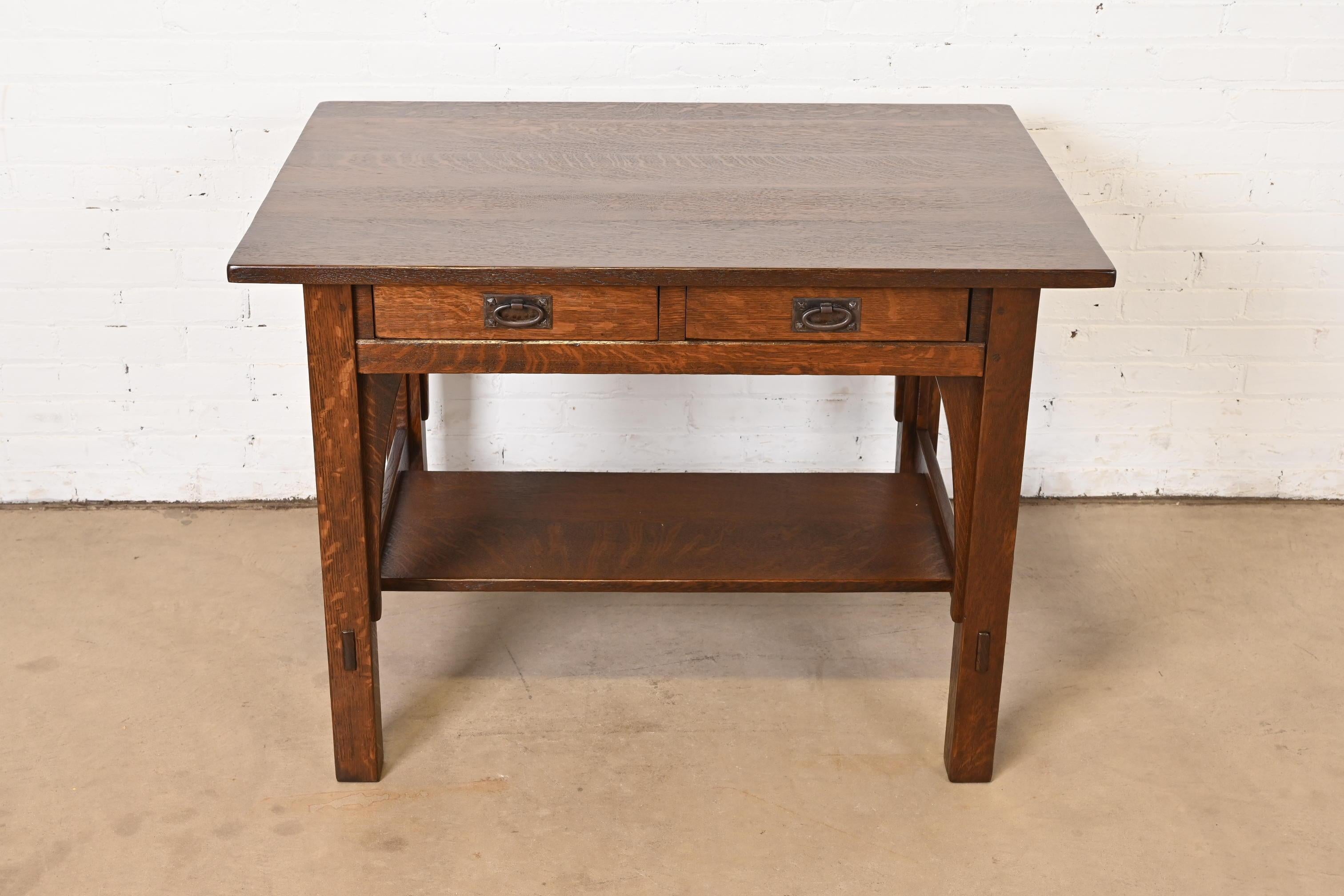 An exceptional antique Mission or Arts & Crafts writing desk or library table

By Gustav Stickley

USA, Circa 1900

Solid quarter sawn oak, with original hammered copper hardware.

Measures: 42
