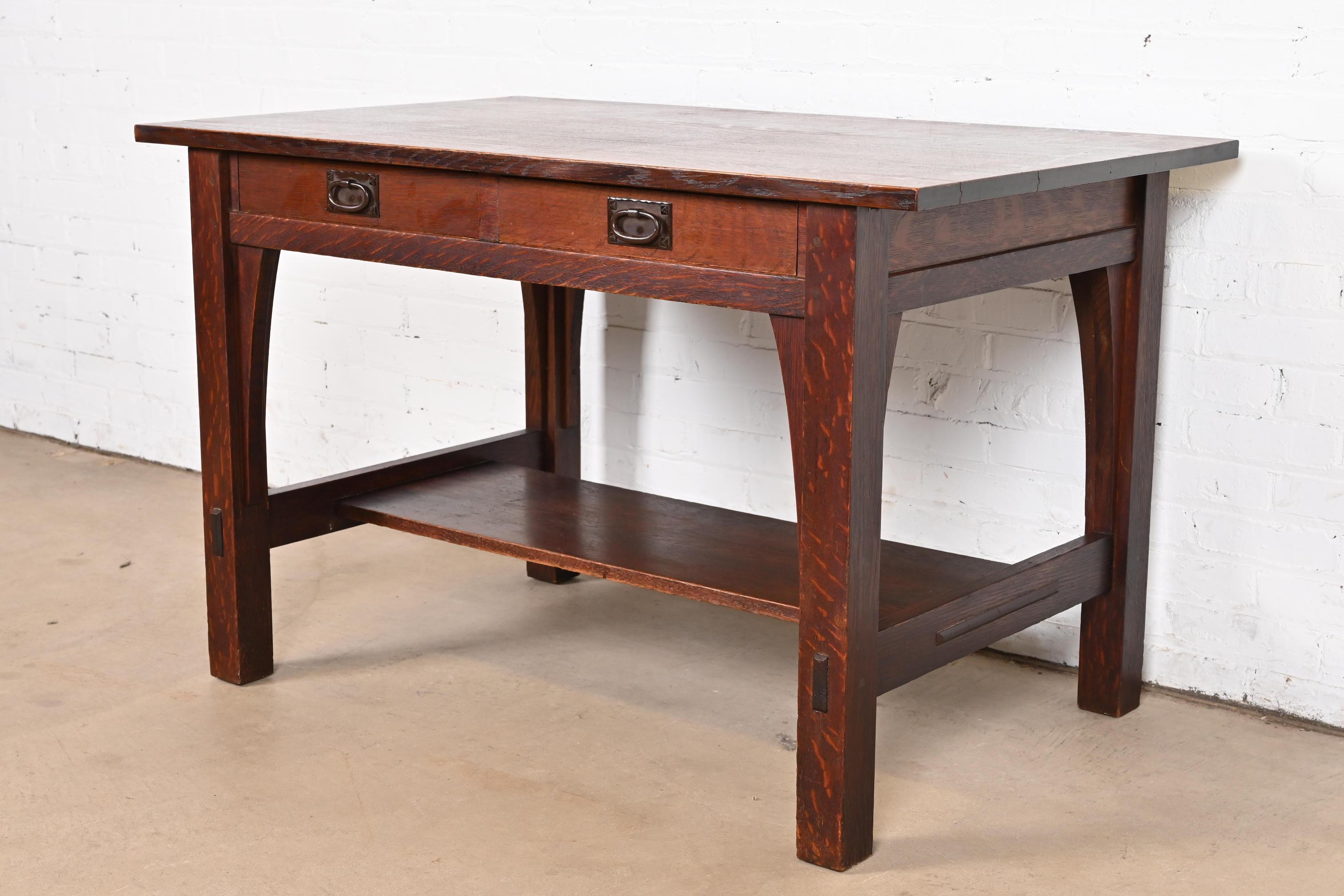 Un excepcional escritorio o mesa de biblioteca antiguos Mission o Arts & Crafts

Por Gustav Stickley

EE.UU., Circa 1900

Roble aserrado en cuarto, con herrajes originales de cobre martillado.

Medidas: 48,13