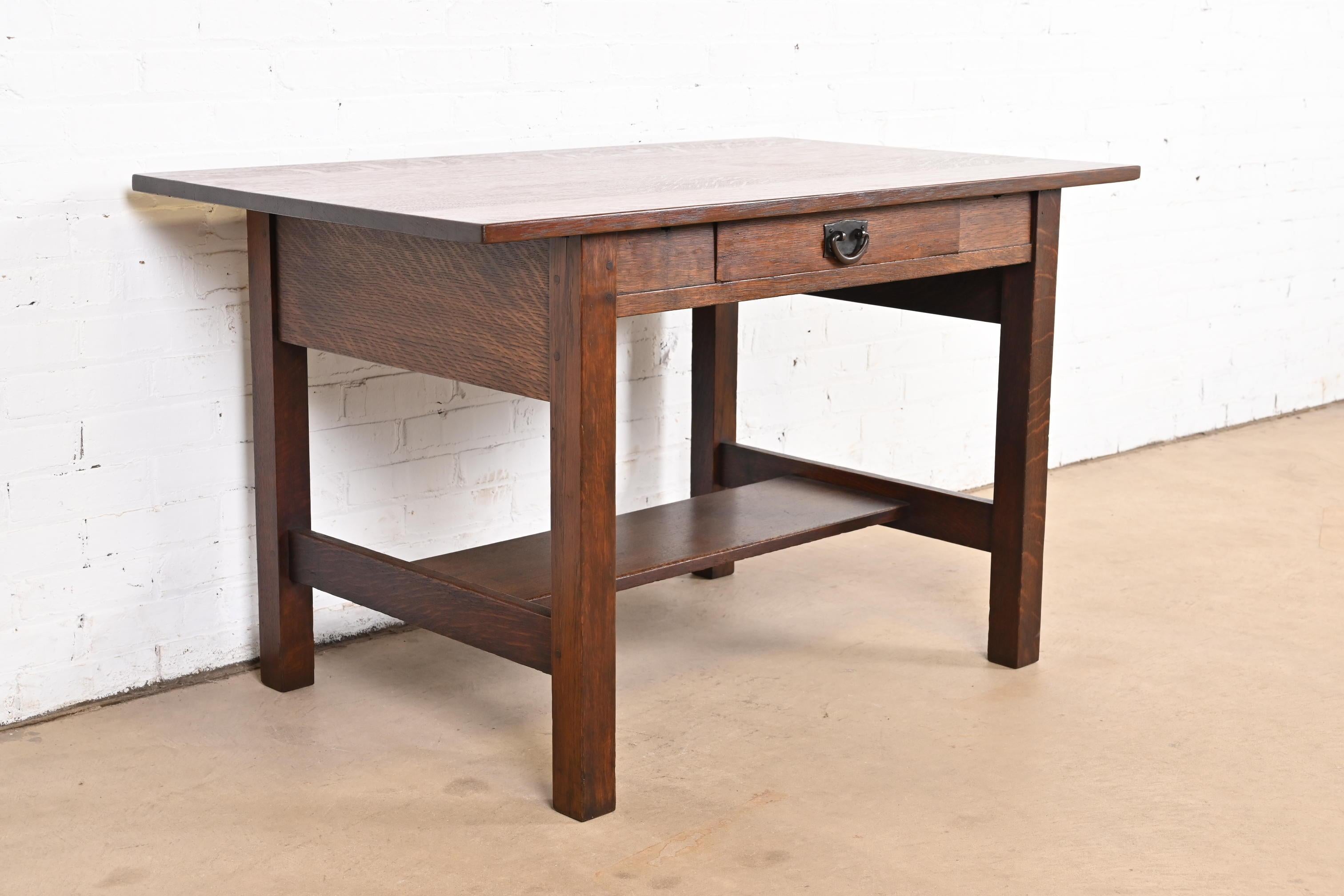 Un raro y excepcional escritorio o mesa de biblioteca antiguos Mission o Arts & Crafts

Por Gustav Stickley

EE.UU., Circa 1900

Roble macizo aserrado en cuarto, con herrajes originales de cobre martillado

Medidas: 44