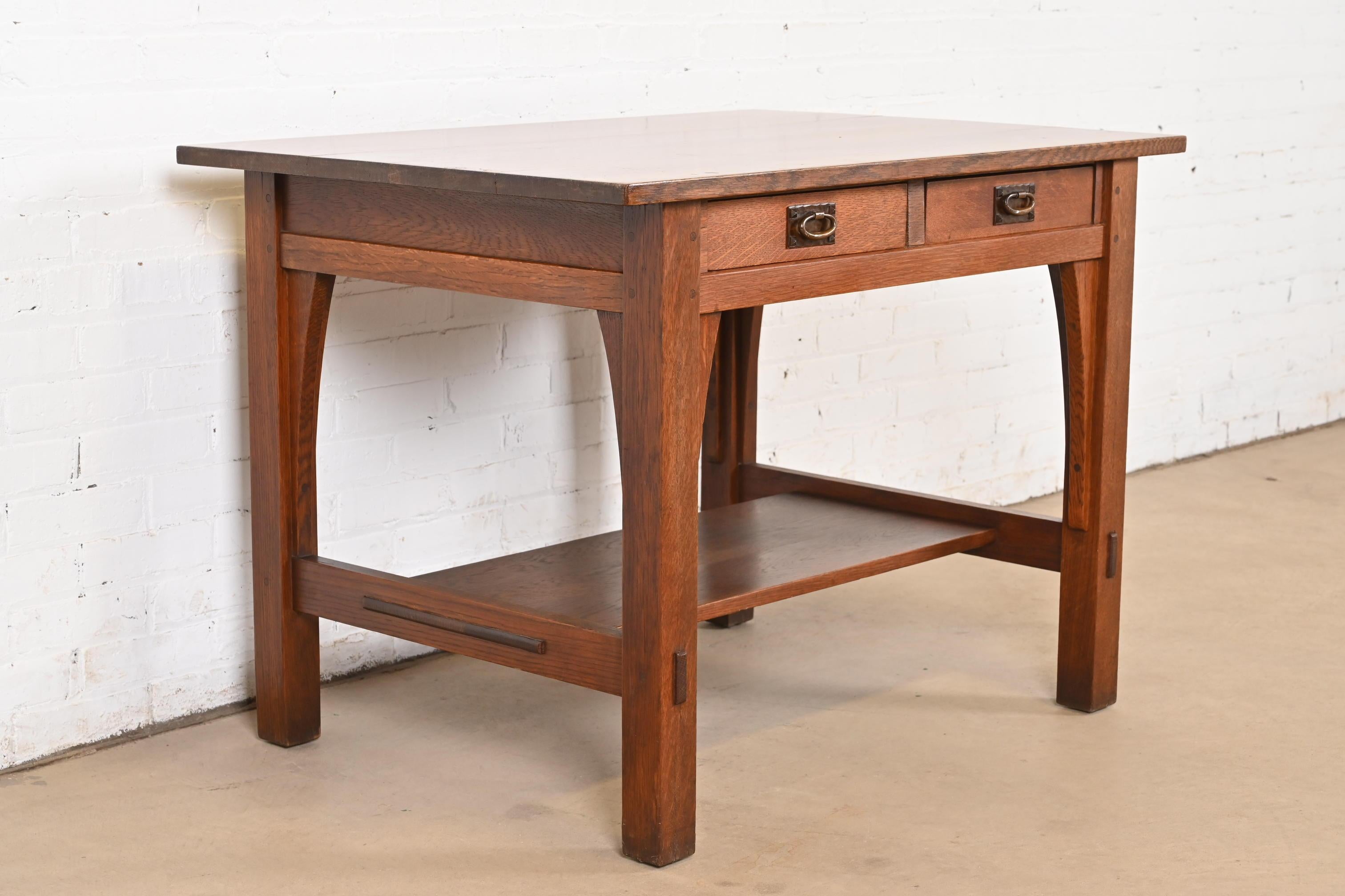 Ein außergewöhnlicher antiker Schreibtisch im Missions- oder Arts & Crafts-Stil oder ein Bibliothekstisch

Von Gustav Stickley

USA, ca. 1910

Eiche gesägt, mit originalen gehämmerten Kupferbeschlägen.

Maße: 42 