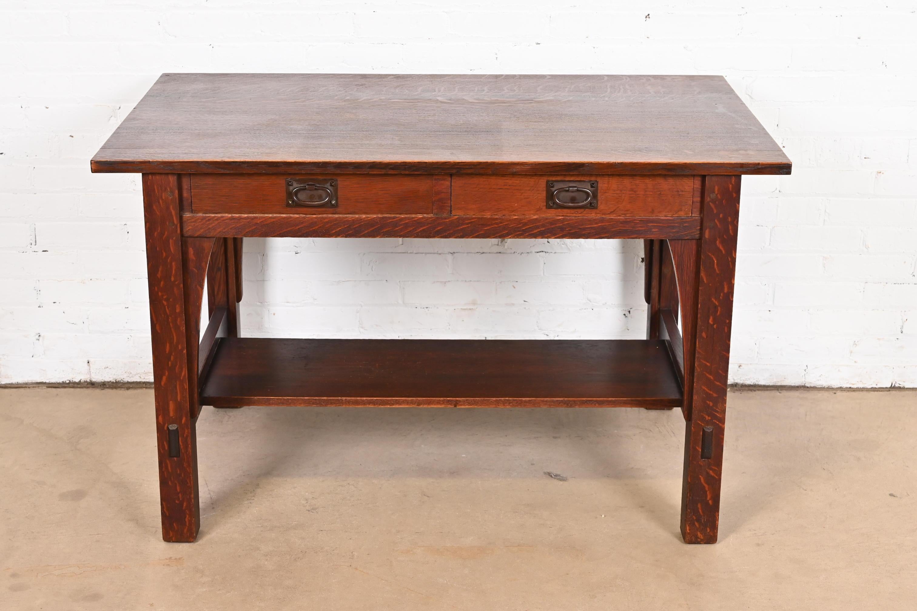 Gustav Stickley Mission Arts & Crafts Escritorio o mesa de biblioteca de roble Estadounidense en venta