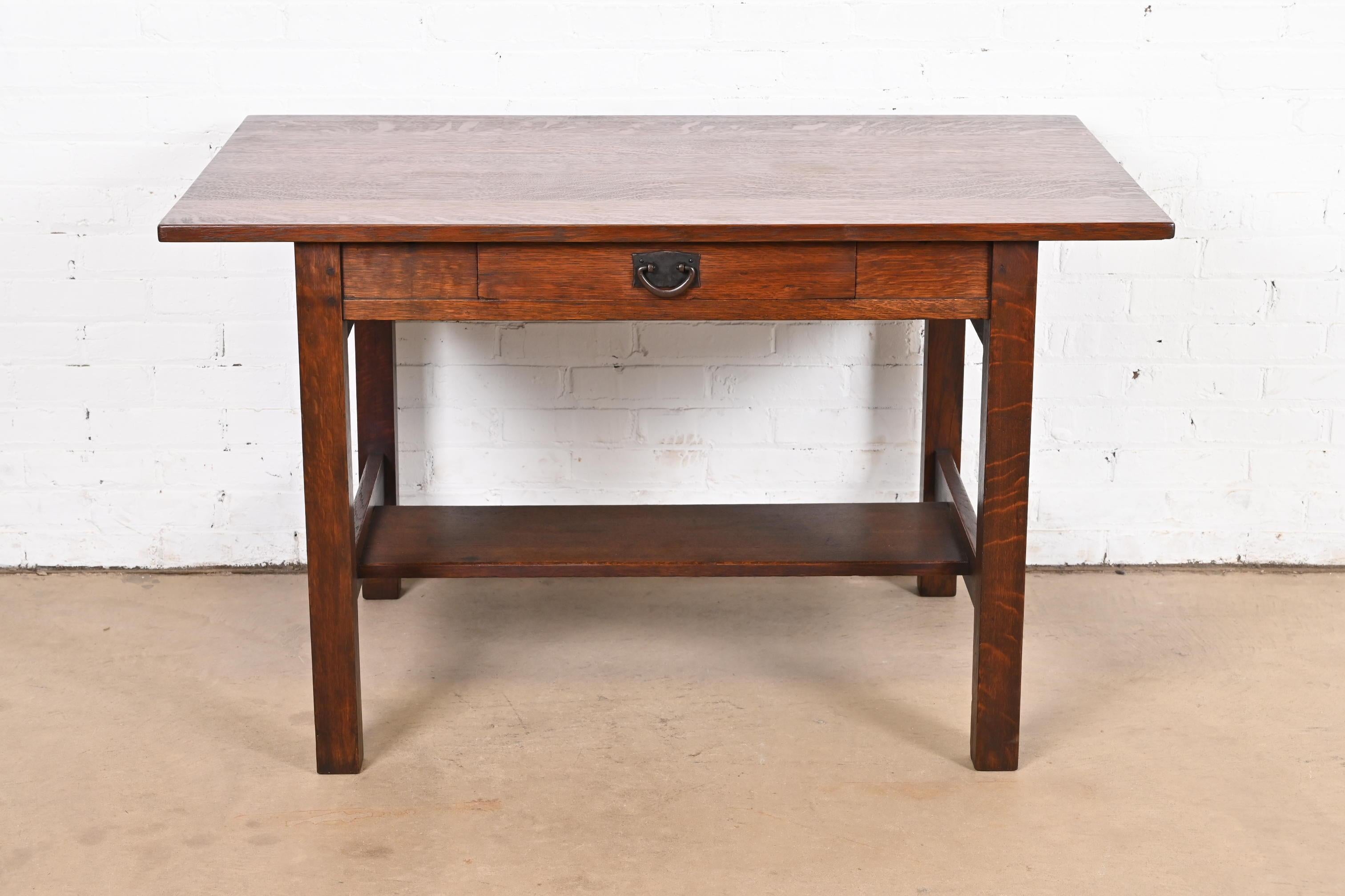Gustav Stickley Mission Arts & Crafts Escritorio o mesa de biblioteca de roble Estadounidense en venta