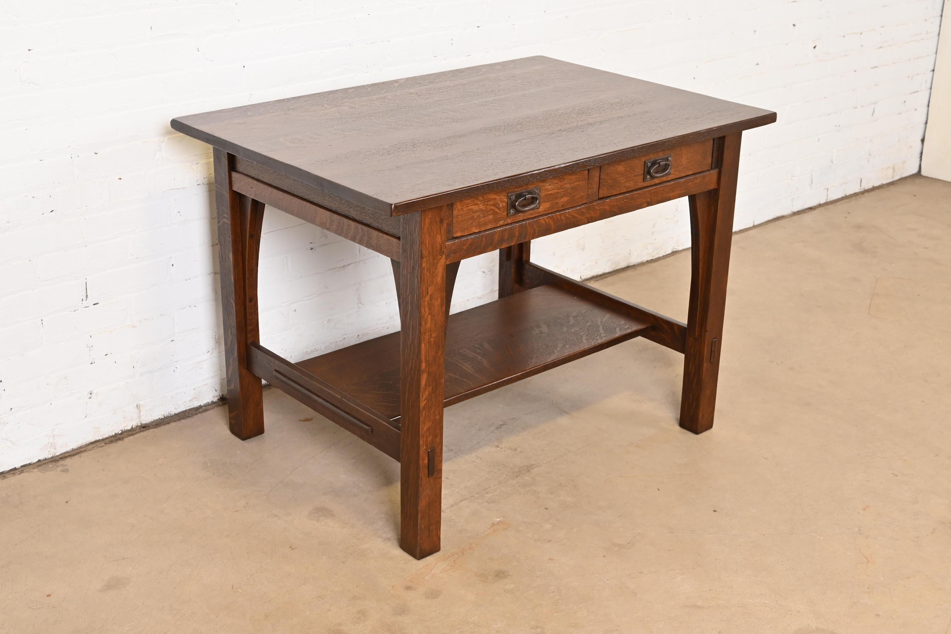 Gustav Stickley Mission Arts & Crafts Escritorio o mesa de biblioteca de roble principios del siglo XX en venta