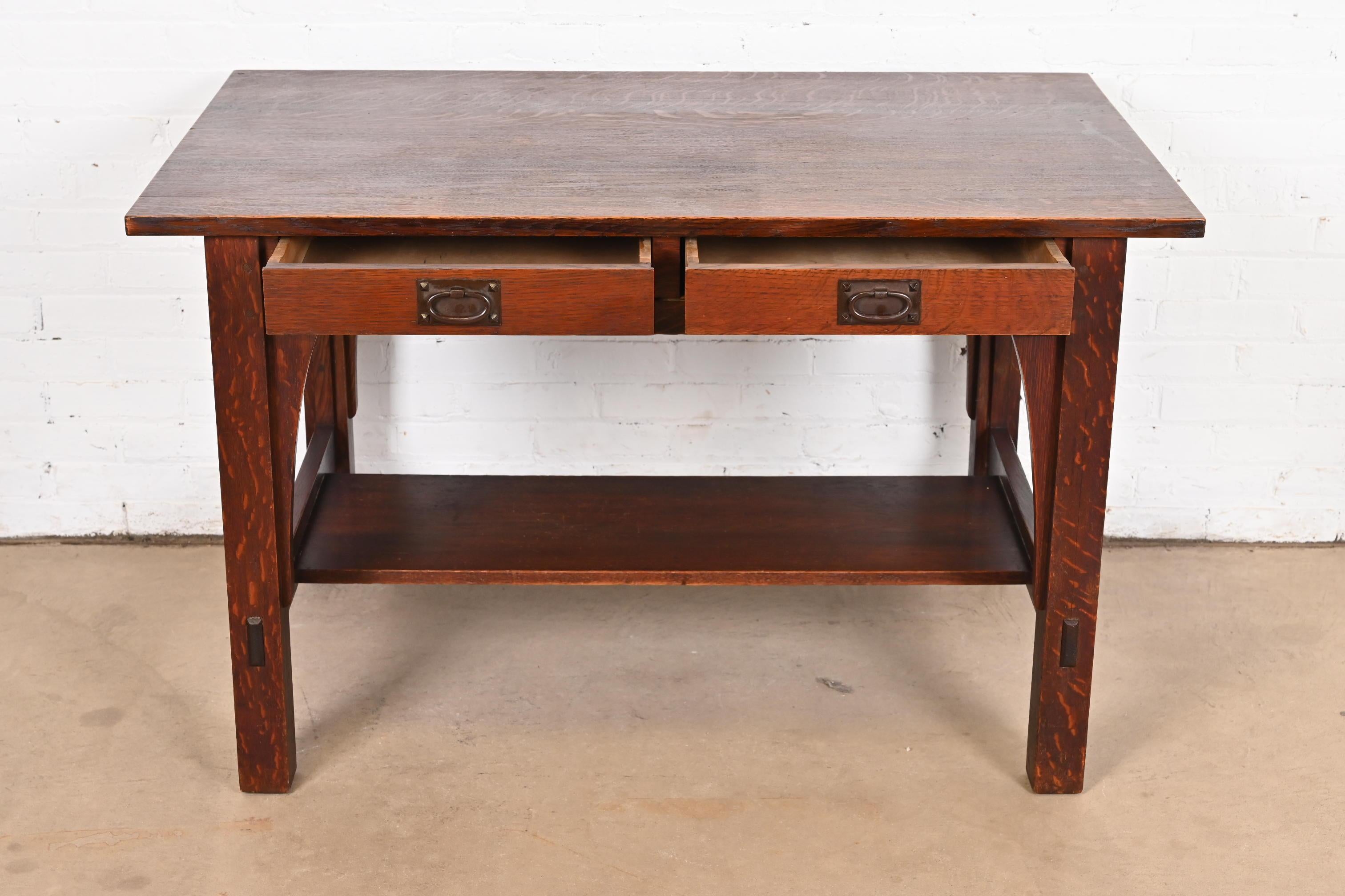 Gustav Stickley Mission Arts & Crafts Escritorio o mesa de biblioteca de roble siglo XX en venta