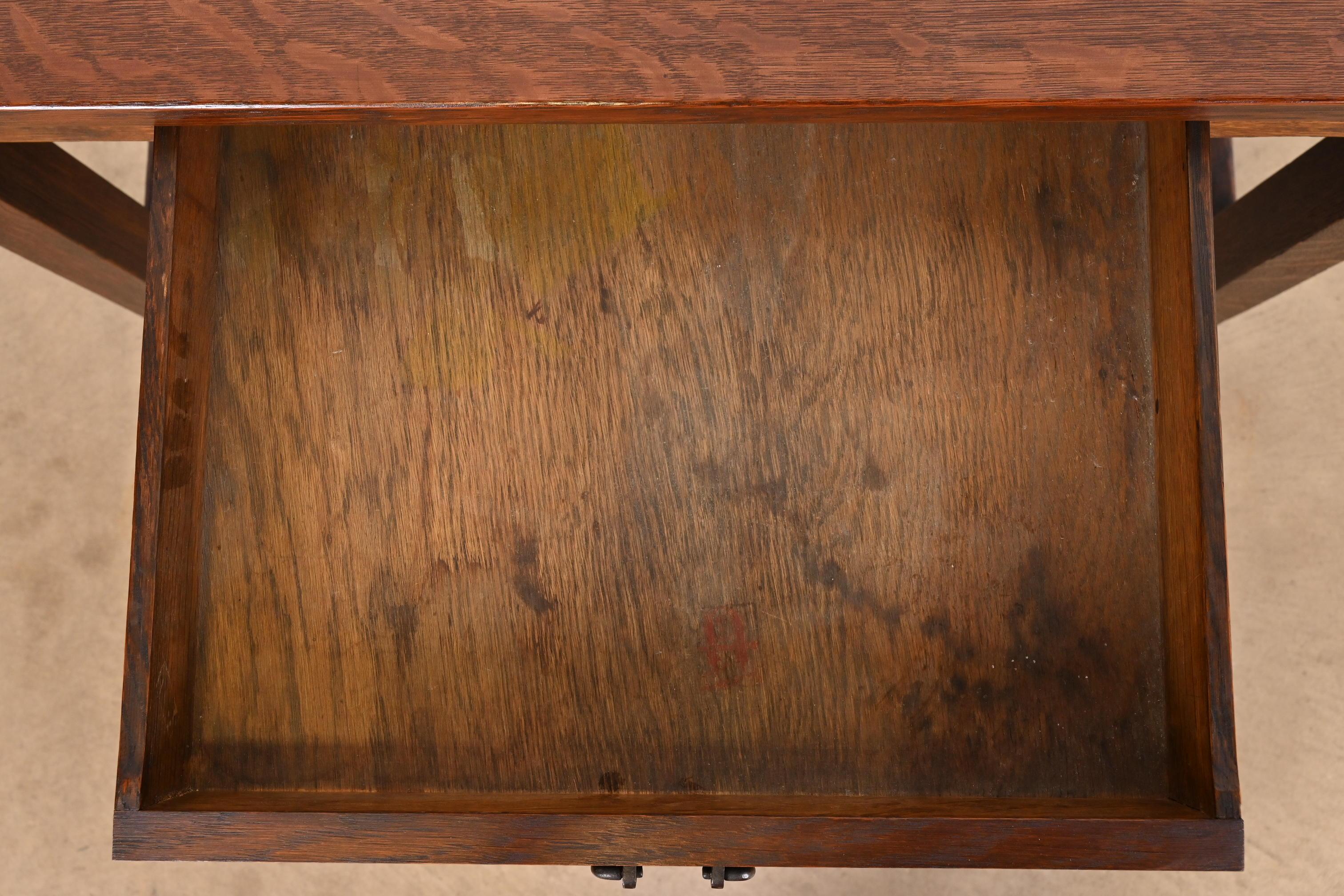 Gustav Stickley Mission Arts & Crafts Escritorio o mesa de biblioteca de roble Cobre en venta