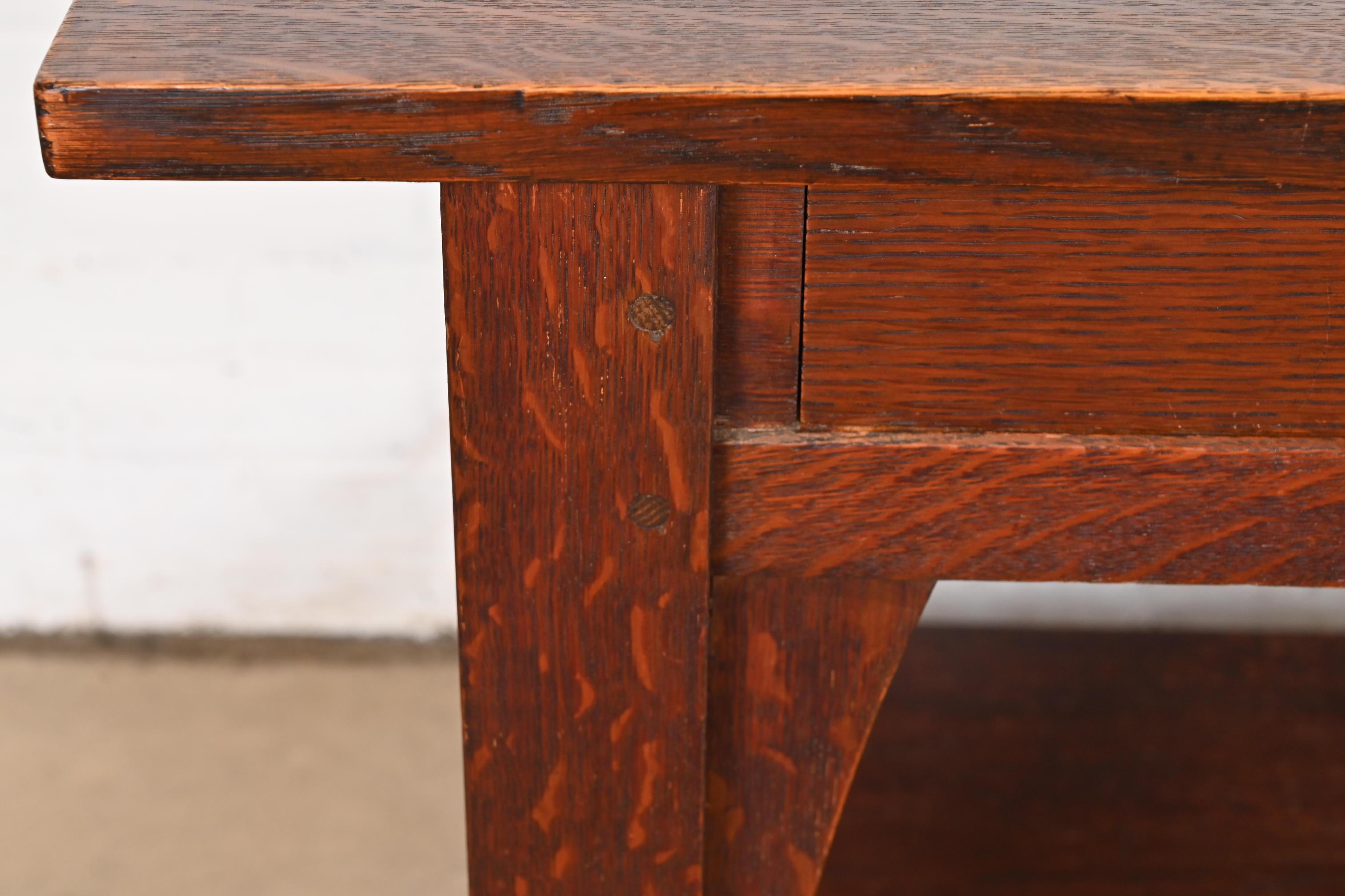 Gustav Stickley Mission Arts & Crafts Escritorio o mesa de biblioteca de roble en venta 2