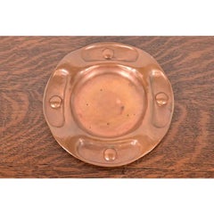 Cenicero de cobre martillado firmado por Gustav Stickley, circa 1910