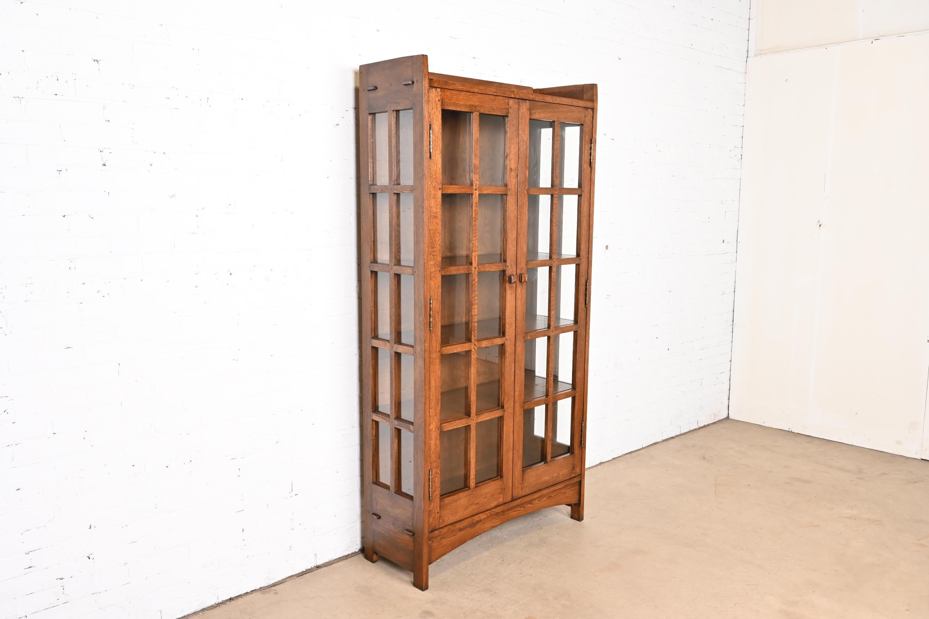 Gustav Stickley Style Mission Oak Arts and Crafts Bookcase Cabinet In Good Condition For Sale In South Bend, IN