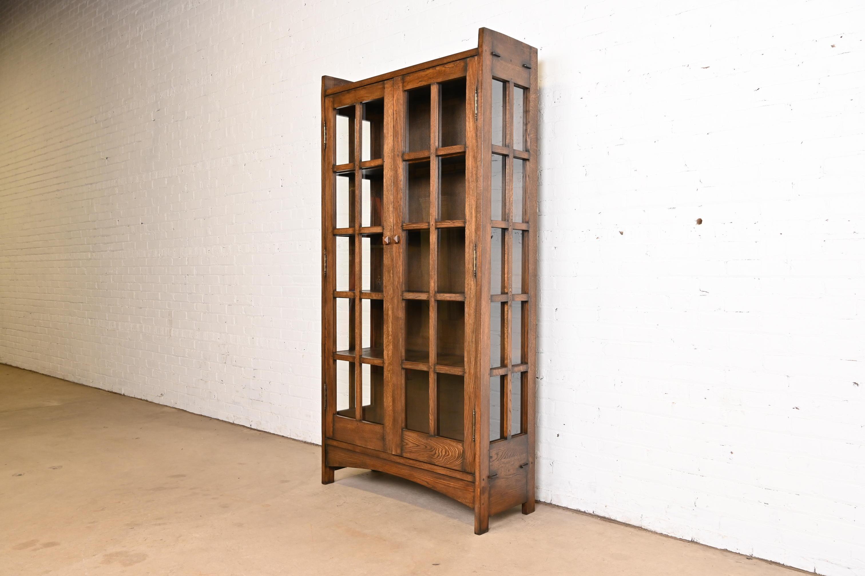 Gustav Stickley Style Mission Oak Arts and Crafts Bookcase Cabinet In Good Condition For Sale In South Bend, IN