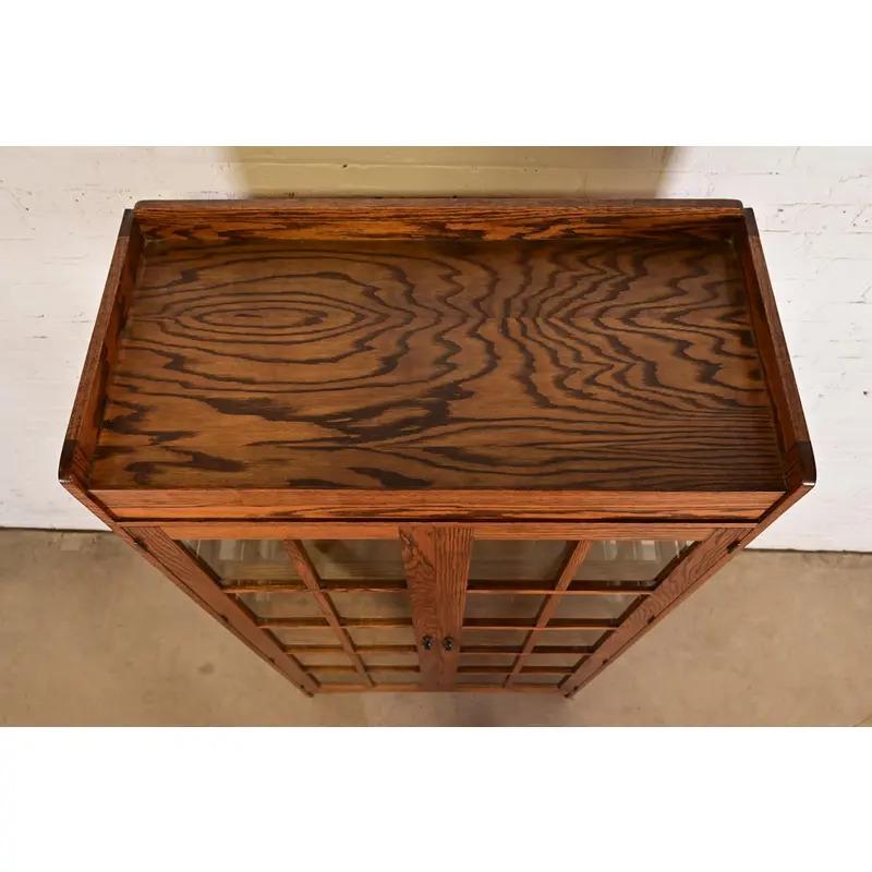 Armoire bibliothèque éclairée en chêne de style Mission Arts & Crafts de Gustav Stickley en vente 3