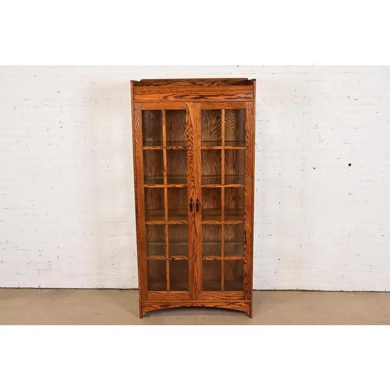 Arts and Crafts Armoire bibliothèque éclairée en chêne de style Mission Arts & Crafts de Gustav Stickley en vente