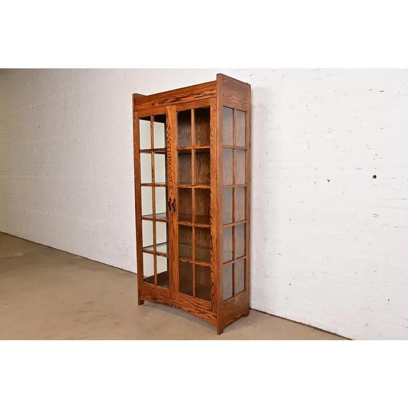 Américain Armoire bibliothèque éclairée en chêne de style Mission Arts & Crafts de Gustav Stickley en vente