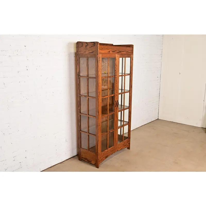Armoire bibliothèque éclairée en chêne de style Mission Arts & Crafts de Gustav Stickley Bon état - En vente à South Bend, IN