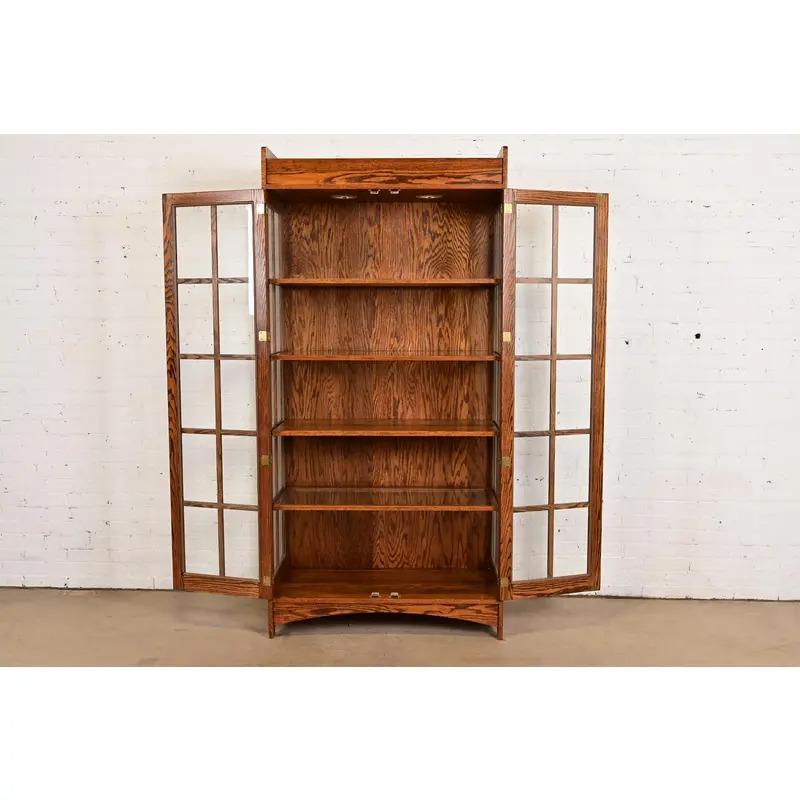 20ième siècle Armoire bibliothèque éclairée en chêne de style Mission Arts & Crafts de Gustav Stickley en vente