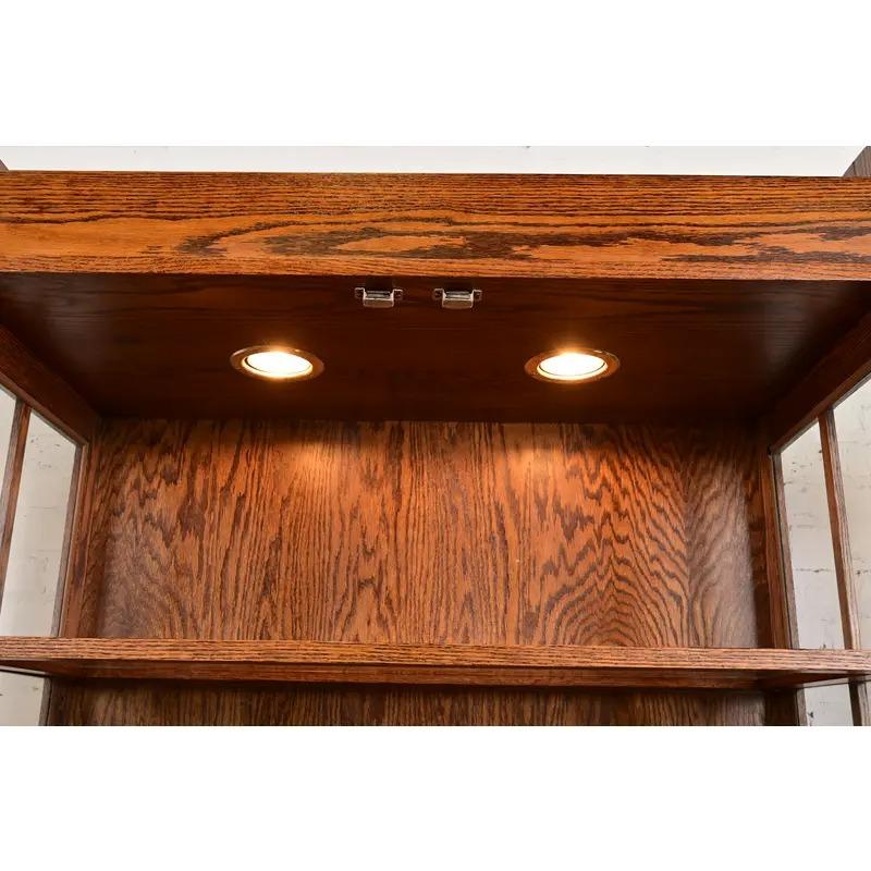 Verre Armoire bibliothèque éclairée en chêne de style Mission Arts & Crafts de Gustav Stickley en vente