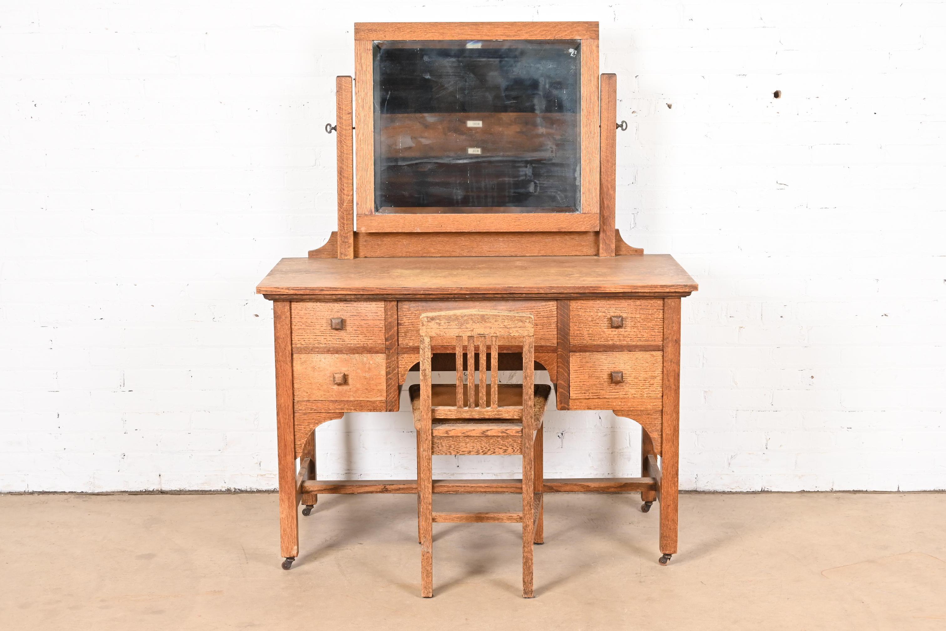 Ein wunderschönes antikes Mission oder Arts & Crafts Eitelkeit oder Schminktisch mit Spiegel und Stuhl sitzen

Nach dem Vorbild von Gustav Stickley

USA, ca. 1900

Wunderschönes Eichenholz, mit abgeschrägtem Spiegel.

Maße: 45 
