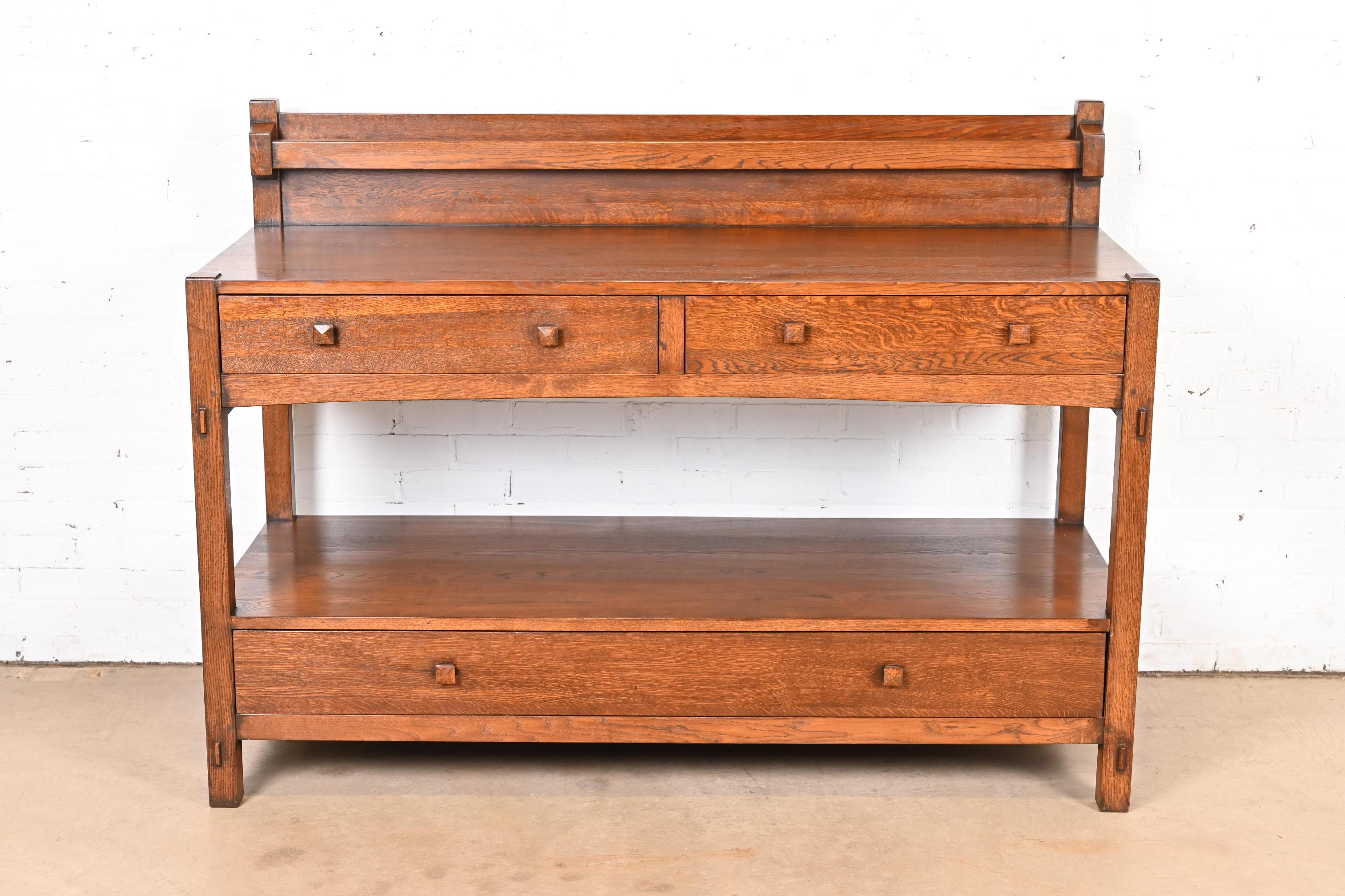 Magnifique buffet en chêne de style Mission ou Arts & Crafts avec tringle à assiettes.

À la manière de Gustav Stickley

USA, Circa Late 20th Century

Mesures : 60,25 