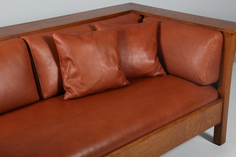 Gustav Stickley Three Seat Sofa Even Arm Brown Leather Mission Oak Arts & Crafts In Good Condition For Sale In Esbjerg, DK