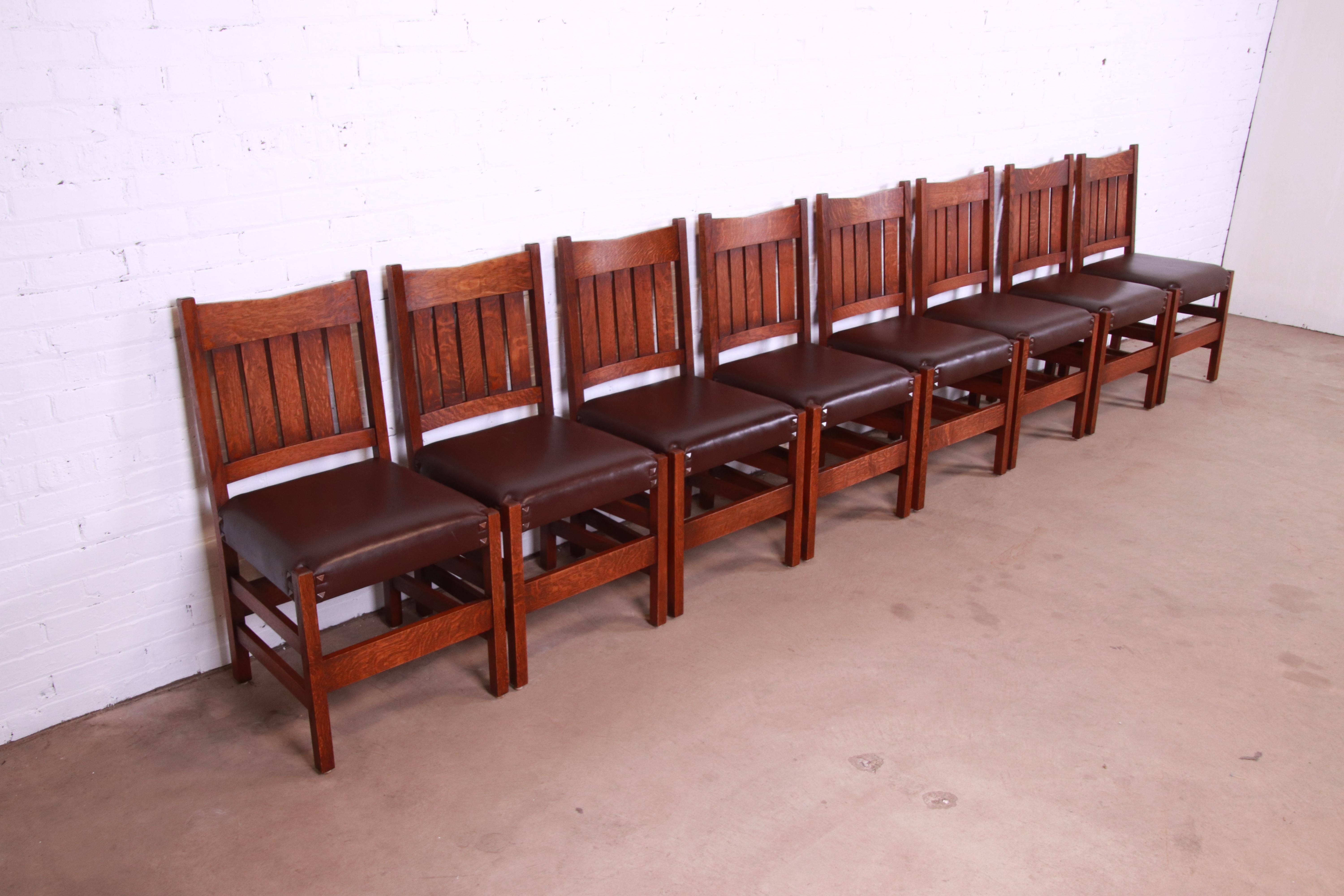 Gustav Stickley V-Back Oak and Leather Dining Chairs by Warren Hile Studio In Good Condition In South Bend, IN