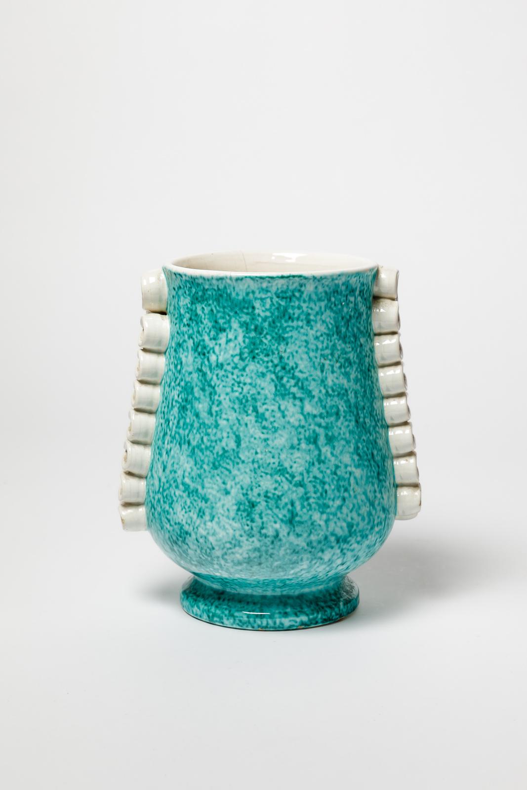 Gustave Asch

Grand vase art déco en céramique blanche et verte

Signé sous la base

Condition originale parfaite.

Hauteur 21 cm
Large 17 cm