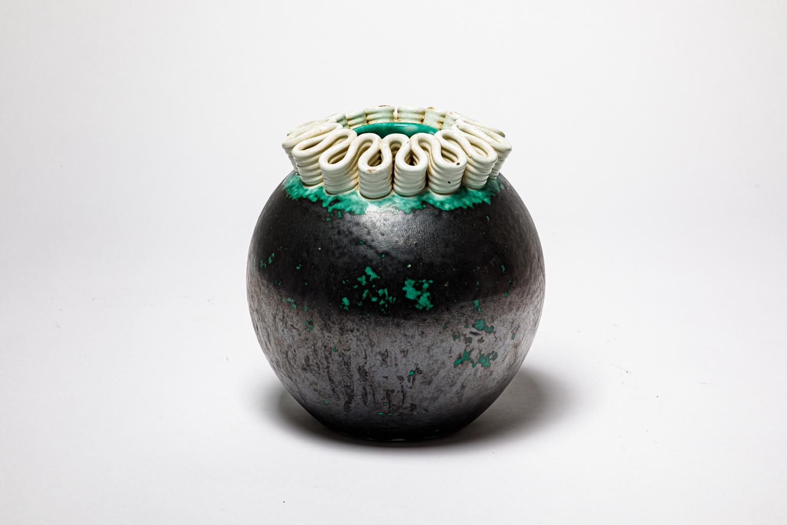 Gustave Asch

Grand vase en céramique art déco noir et vert

Réalisé vers 1940

Bon état d'origine

signé sous la base

Hauteur 20 cm
Grand 18 cm