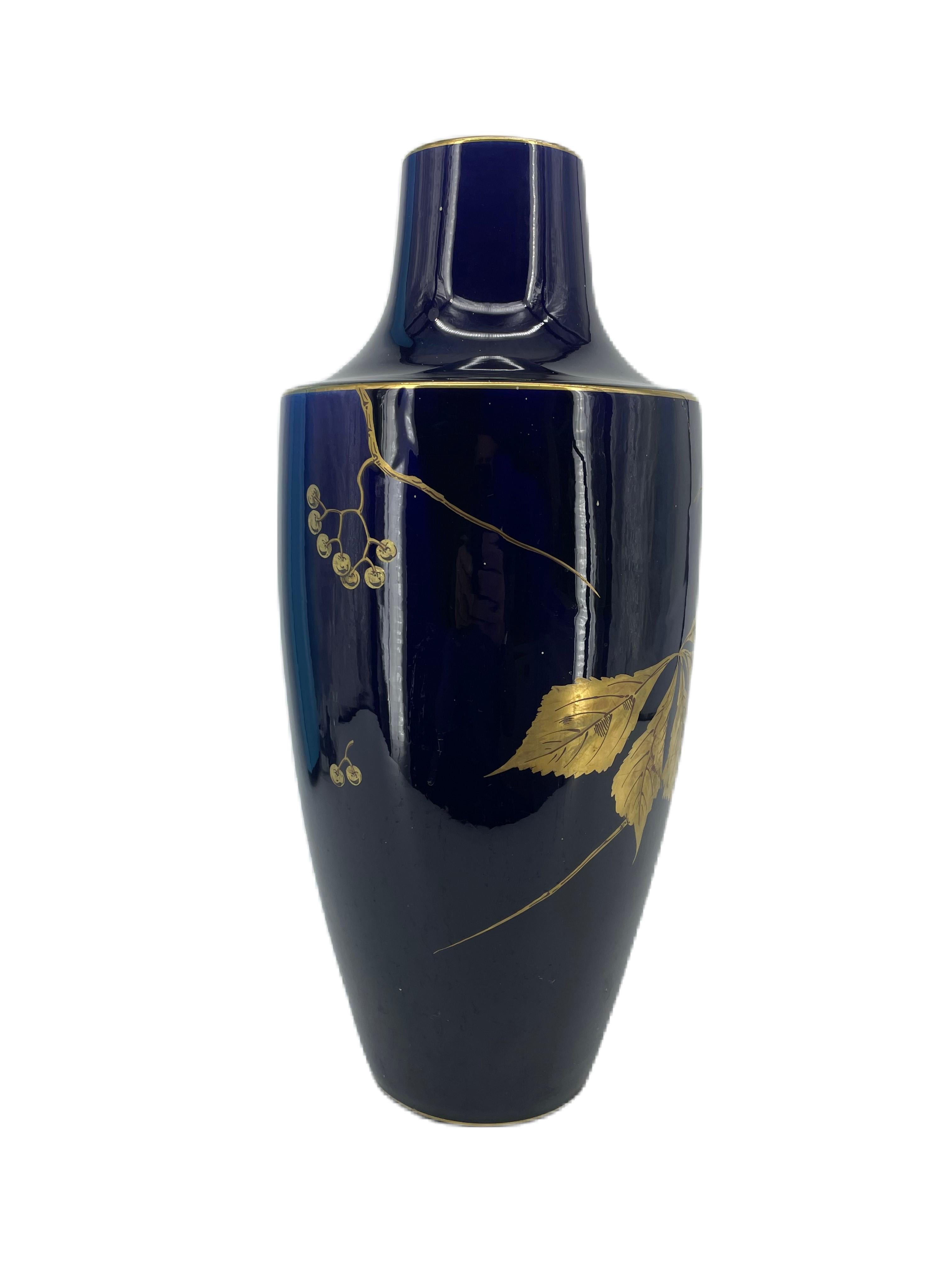 Gustave Asch Large Vase Ceramic Blue Tours, 1900

Frédéric Gustave Asch (1856-1911)

A nice shaped vases in Porcelain with gold decoration of berries branches and berries in their bogue, on a 