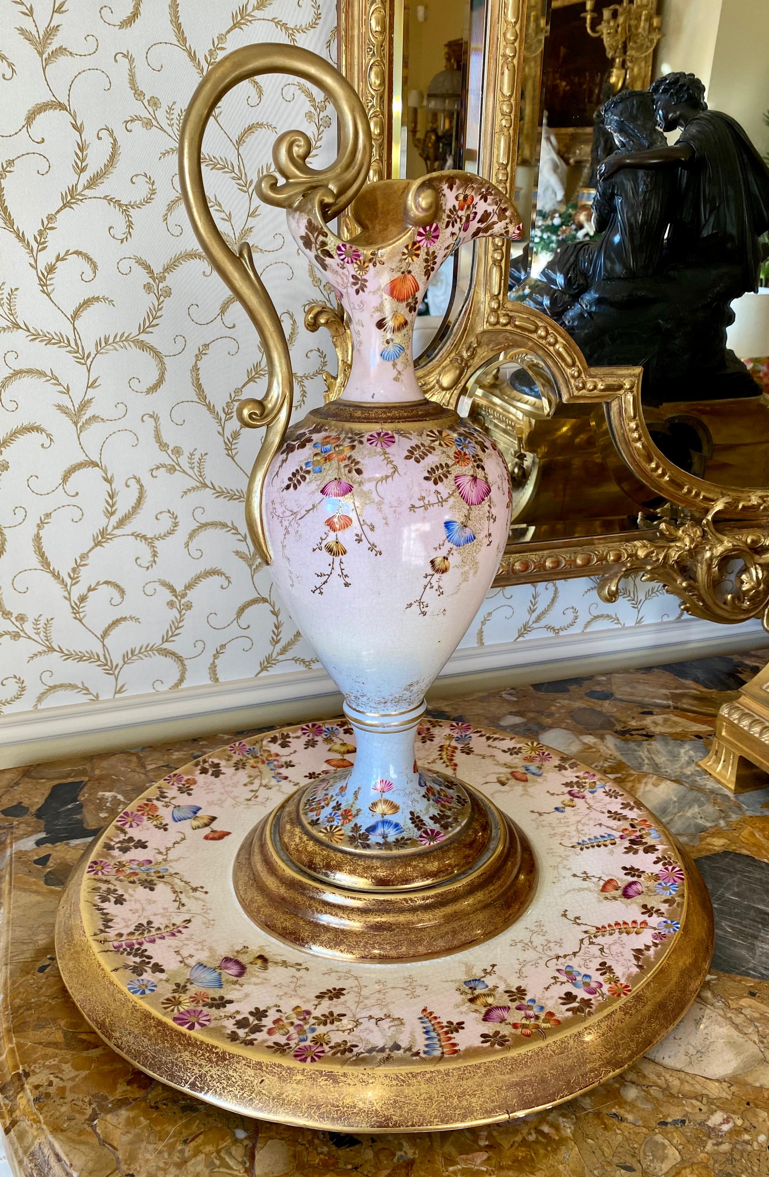 Large ewer on its porcelain dish from Tours signed Gustave ASCH. Beautifully painted with flowers in various and varied colors, this magnificent set is in very good condition.
Dimensions
Total height 50cm
Ewer - H 45,5cm 
Dish - D 42cm.