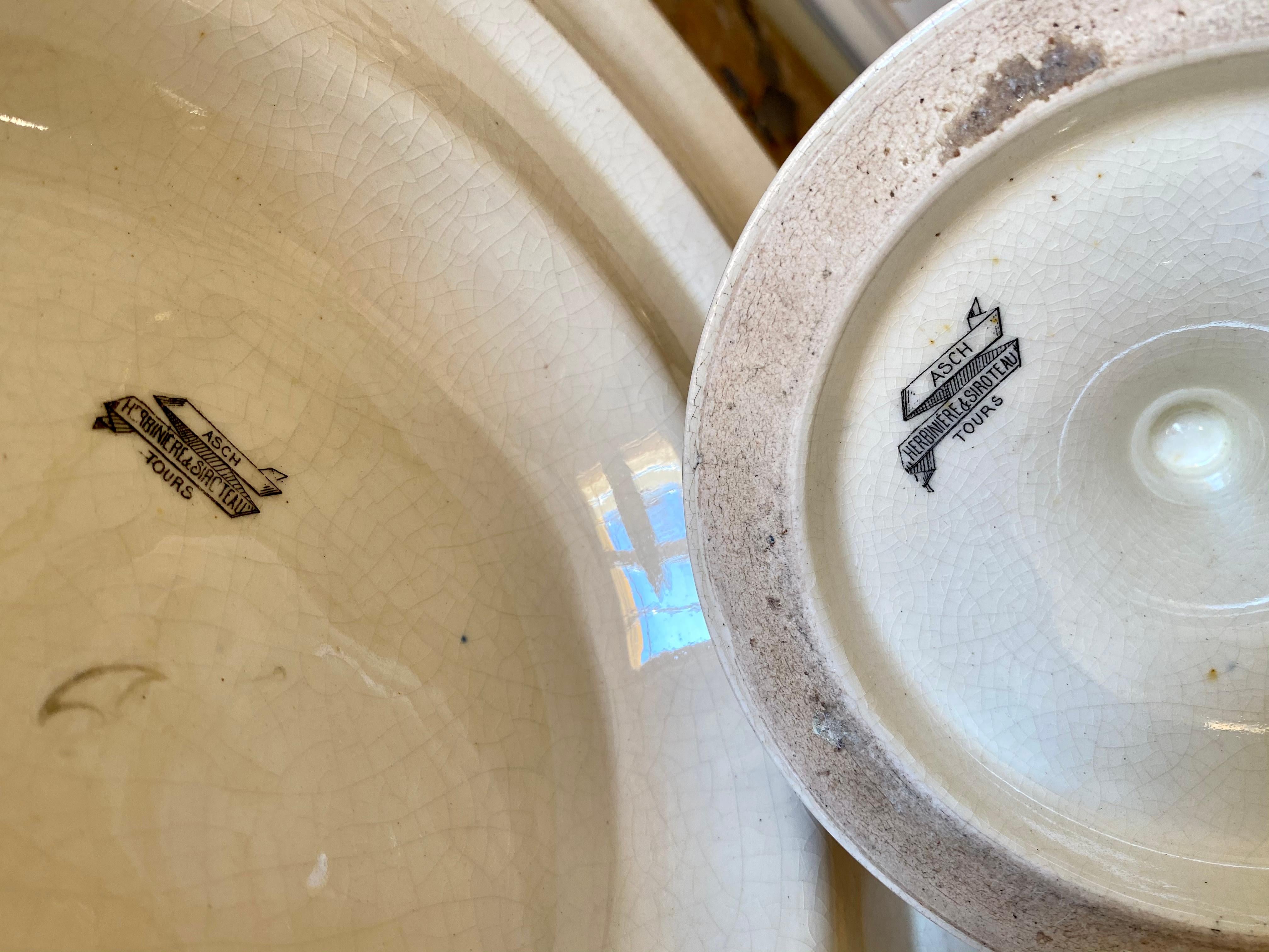 Gustave Asch, Sainte Radegonde, grande aiguière en porcelaine avec plat, 19ème siècle en vente 14