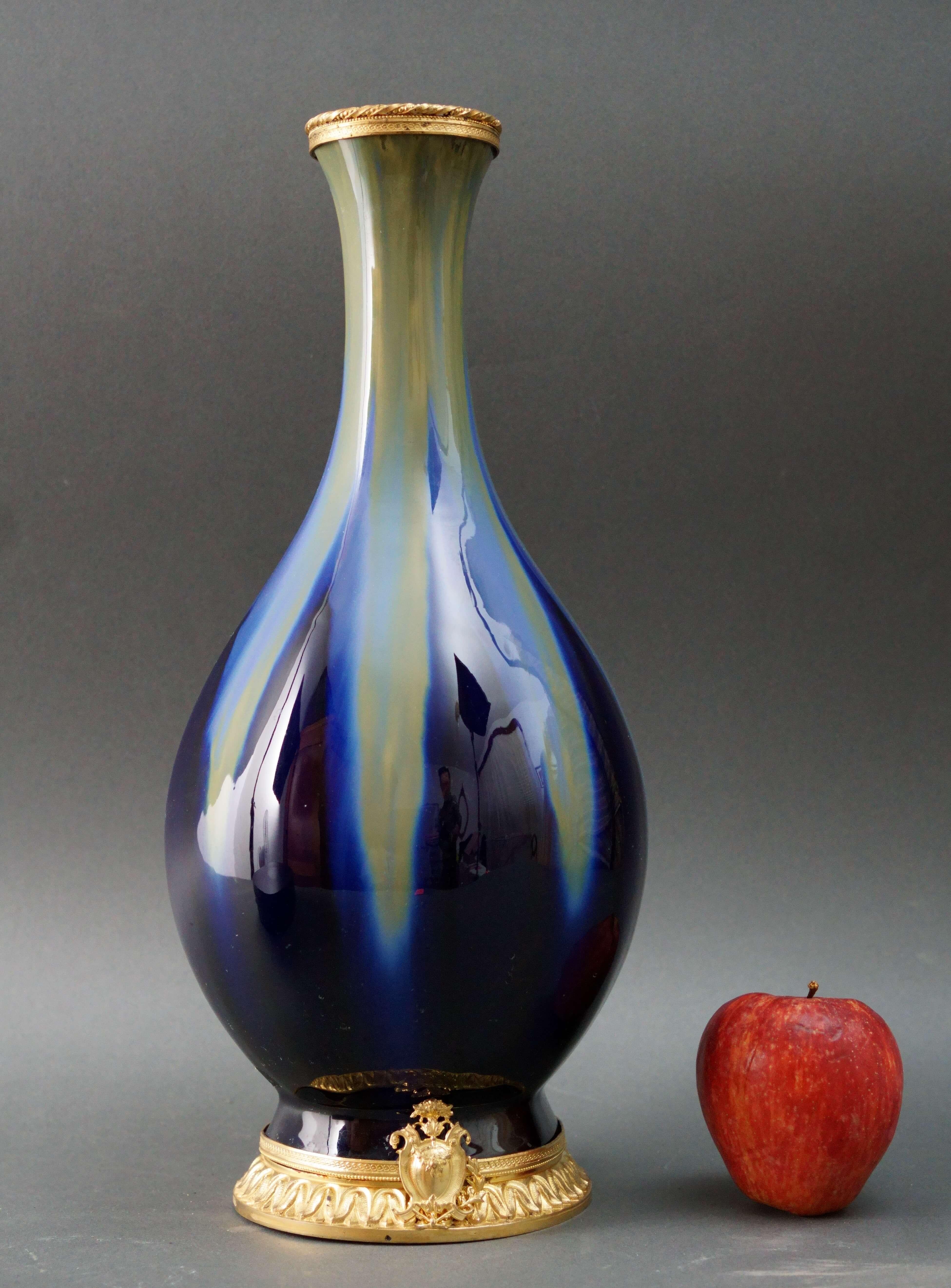 Bellissimo vaso francese Art Dèco in ceramica smaltata con montatura in bronzo dorato recante il marchio del ceramista Gustave de Bruyn a Fives-Lille. Antoine Gustave De Bruyn, detto Gustave, (9 dicembre 1838 a Lovanio, Belgio - 11 agosto 1916 a
