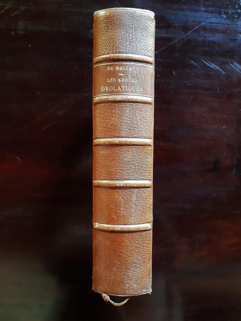 Les Contes Drolatiques is an original modern rare book written by Honoré de Balzac (1799 – 1850) and illustrated by Gustave Doré (Strasbourg, 1832 – 23 January 1883) in 1861.

Published by Garnier Frères, Paris.

Original 6th Edition.

Format: small