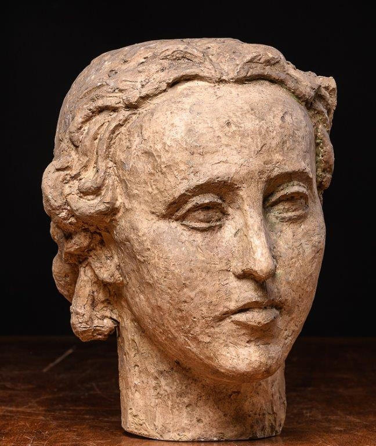 Tête de femme modelée polychrome sculptée de l'atelier de l'artiste.