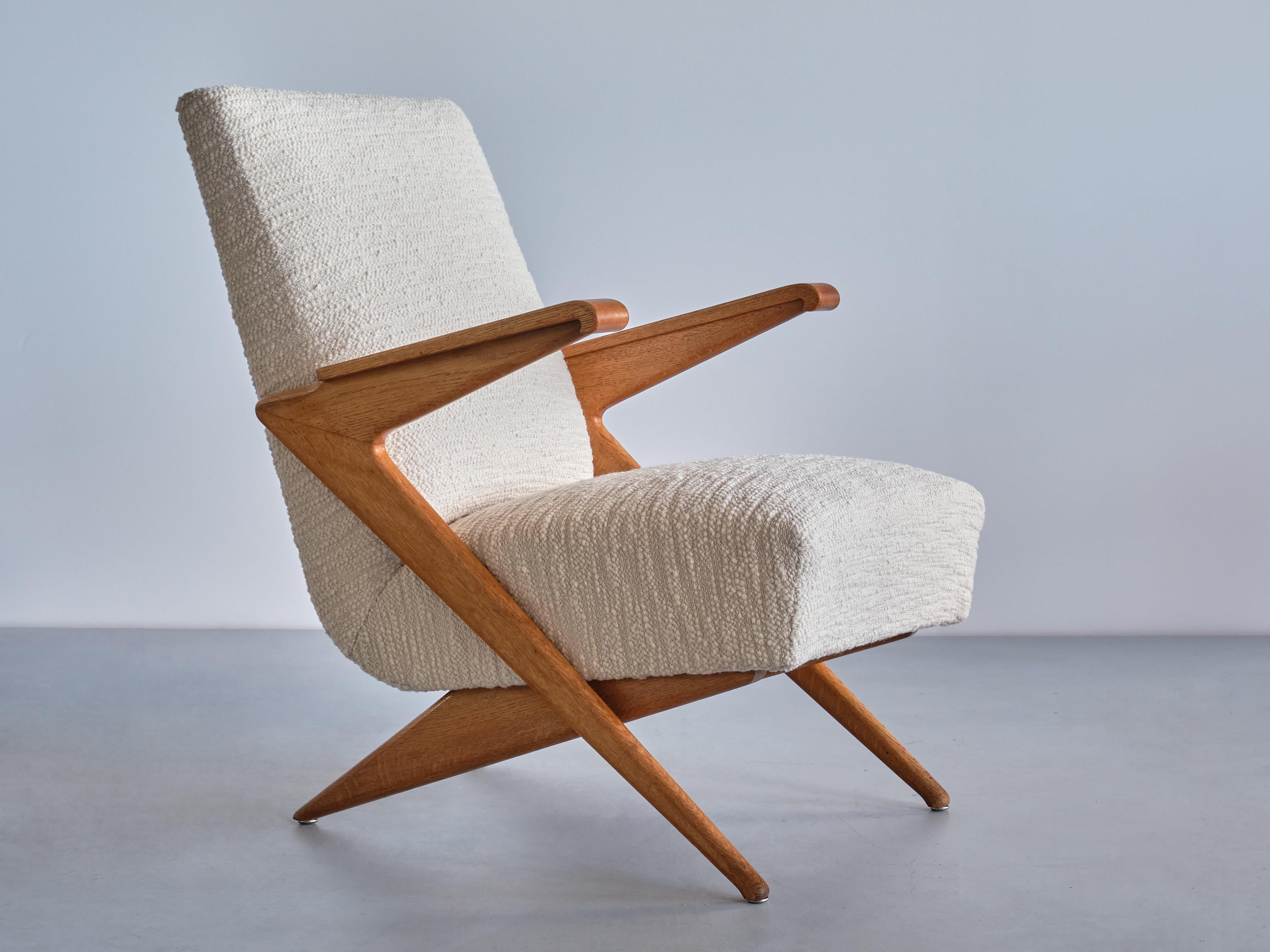 Gustave Gautier zugeschriebener Sessel aus Eiche und Jacquard-Stoff, Frankreich, 1950er Jahre (Moderne der Mitte des Jahrhunderts) im Angebot