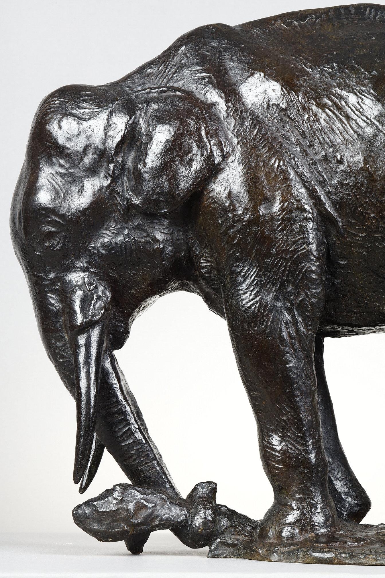 Elephant pulling out a tree trunk - Sculpture by Gustave Hierholtz