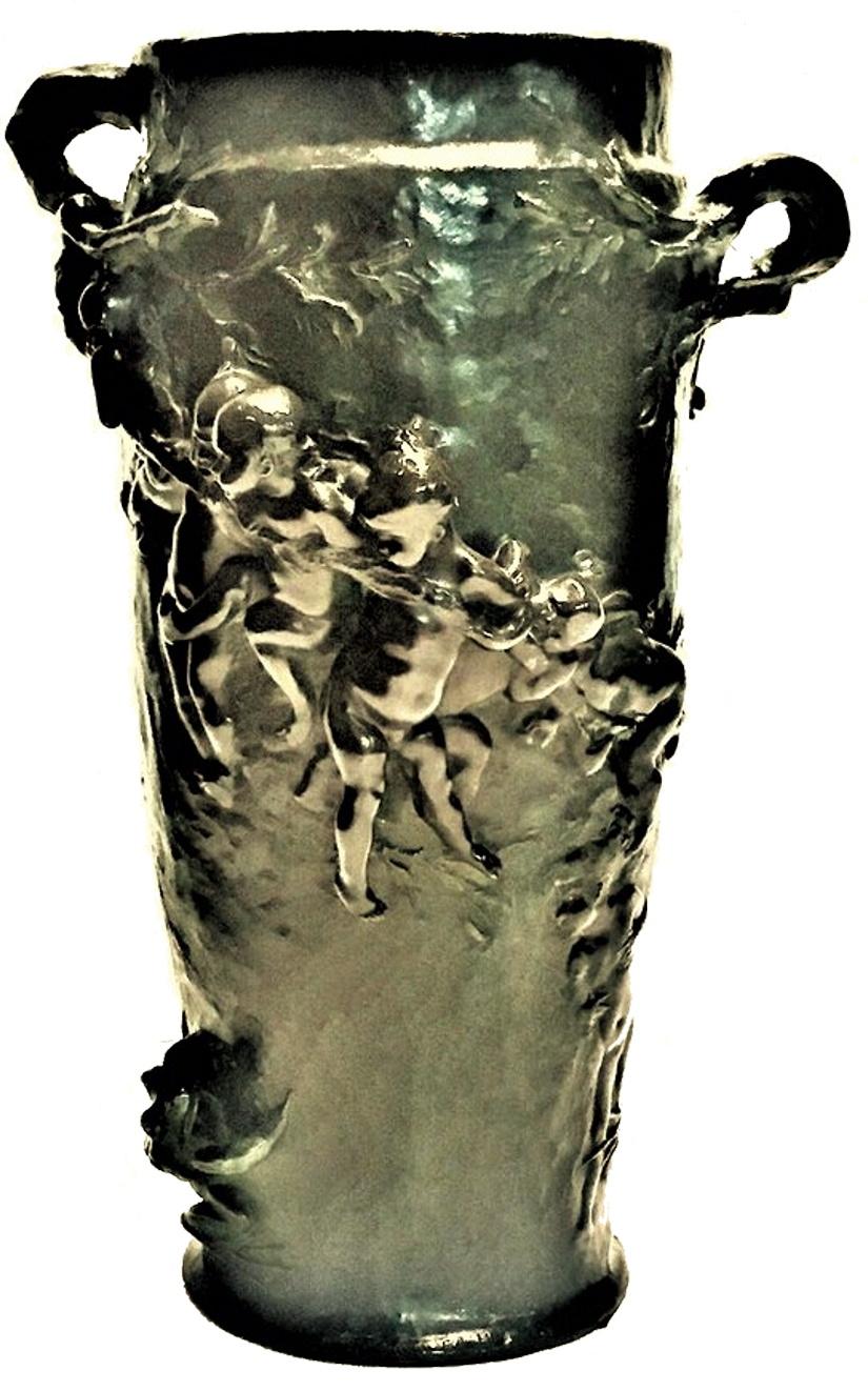 Gustave-Joseph Chéret
Belle Époque française
Vase à fleurs figuratif en bronze patiné
ca. 1882 

Signé 