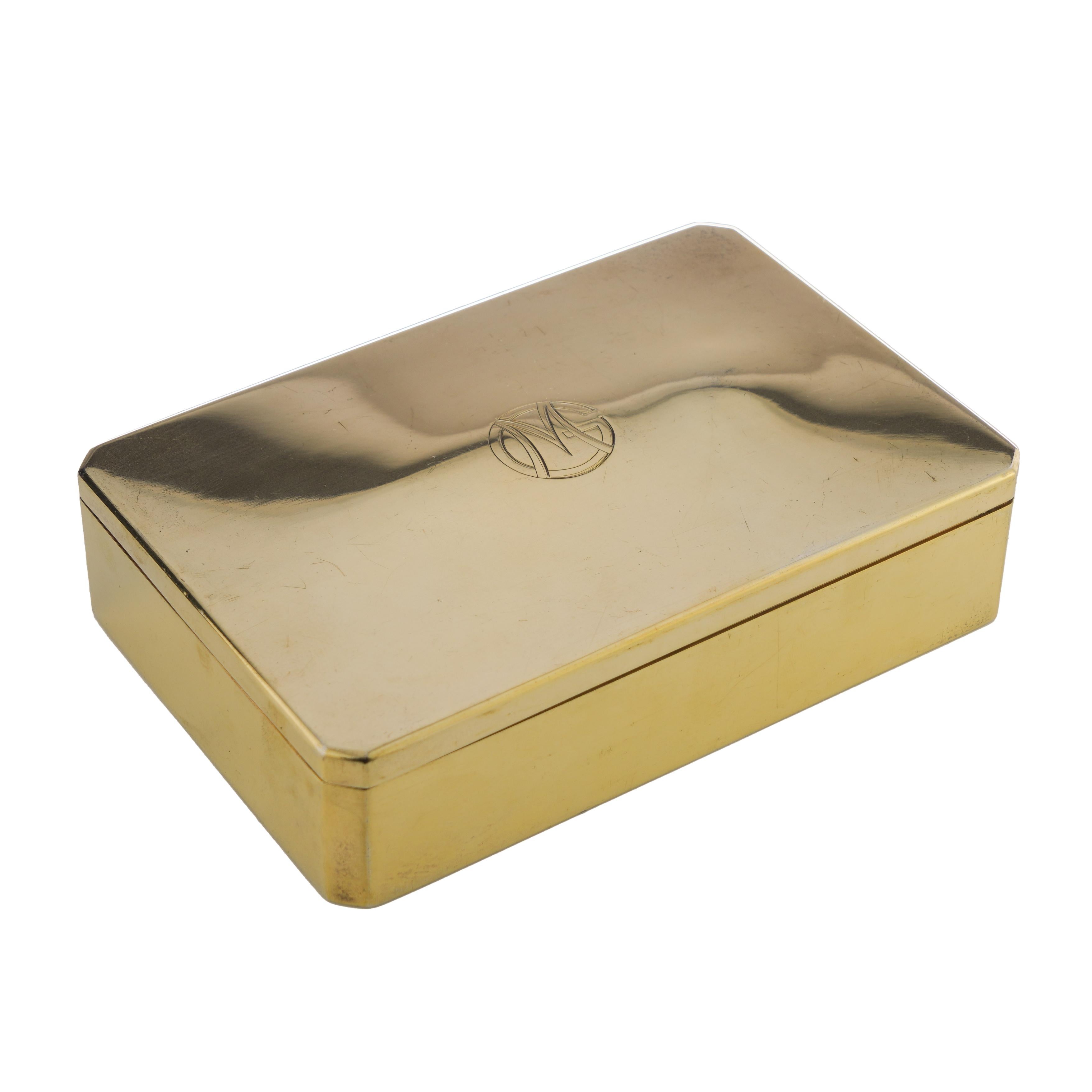 Caja para bocadillos Gustave Keller Art Decó de plata dorada con monograma M&G.
Made in France, París
Matriculado con marcas francesas, con una pureza de plata de 950/1000. 

 Dimensiones aprox. 
 Medidas: largo x ancho x alto:15 x 10 x 3,5 cm