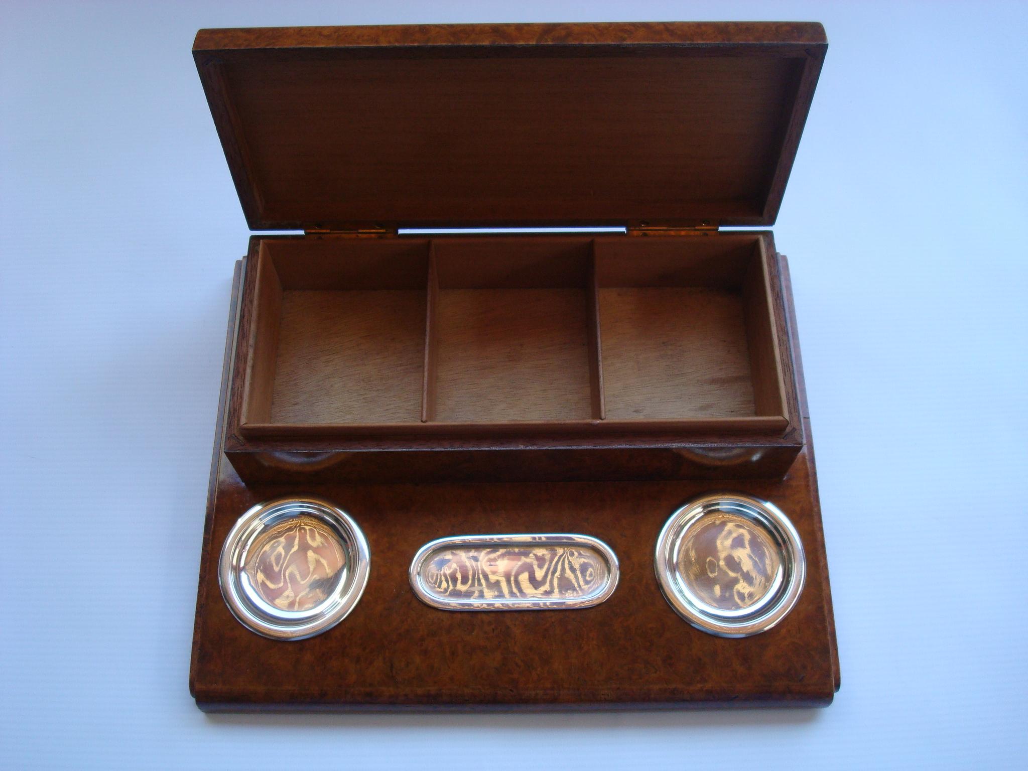 Gustave Keller Paris Cigarette / Cigar root box desk smokers set. France 1930´s.
The box can be used for cigarettes and for cigars, as it has two little woodes walls that can be mooved depending on what you want the box for. Everything is in very