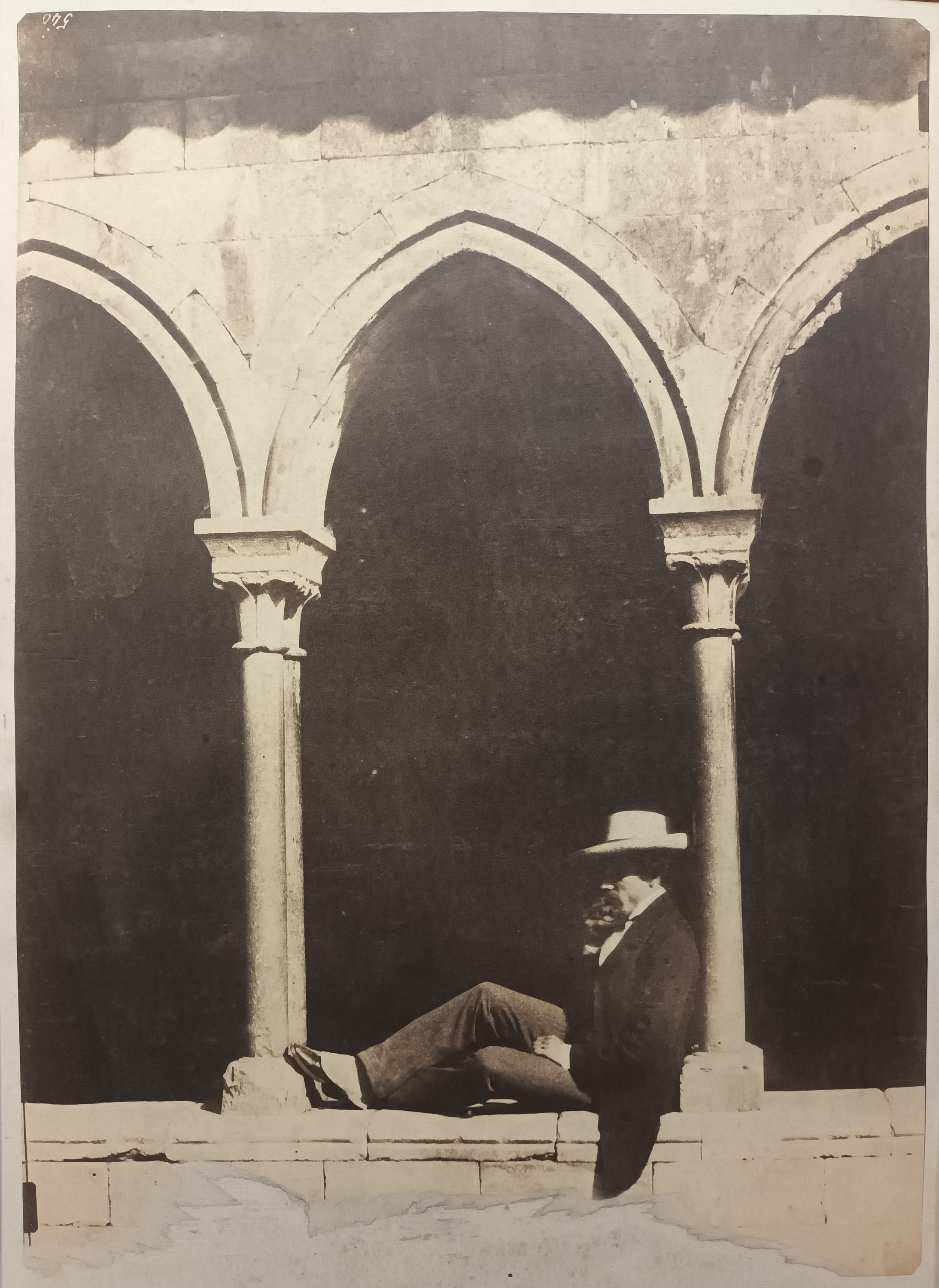 LE GRAY Gustave Villiers-le-Bel 1820 † 1884 Le Caire et MESTRAL Auguste Rans 1812 † 1884 id.
Autoporträt von Gustave Le Gray. 1851.
Fotografieren.
338 x 243 mm (Ausschnitt). 450 x 314 mm (montage).
Feuille montée sur vélin. Ein wichtiger Mangel in