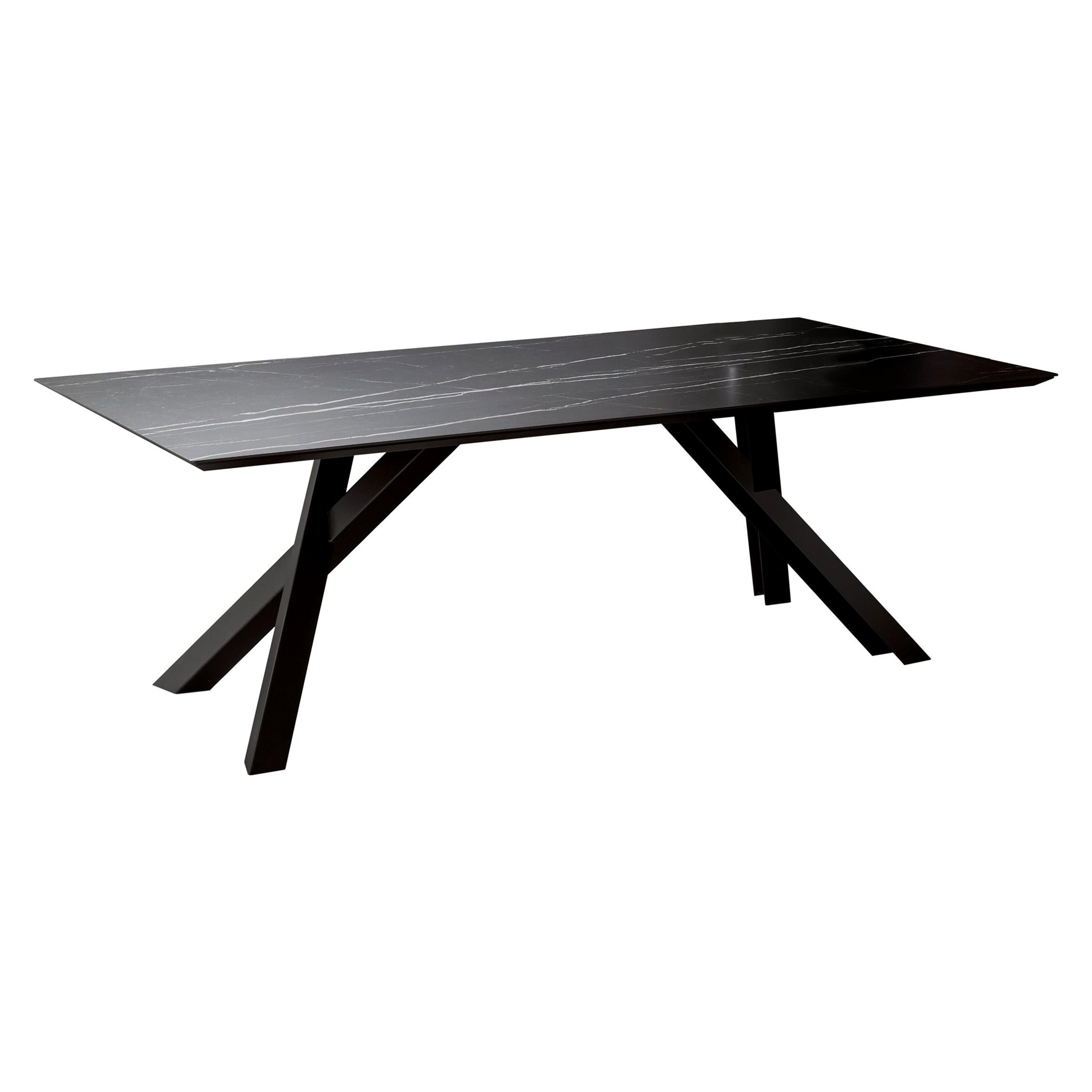 Table moyenne Gustave avec plateau en céramique Thundernight et pieds noirs de Paolo en vente