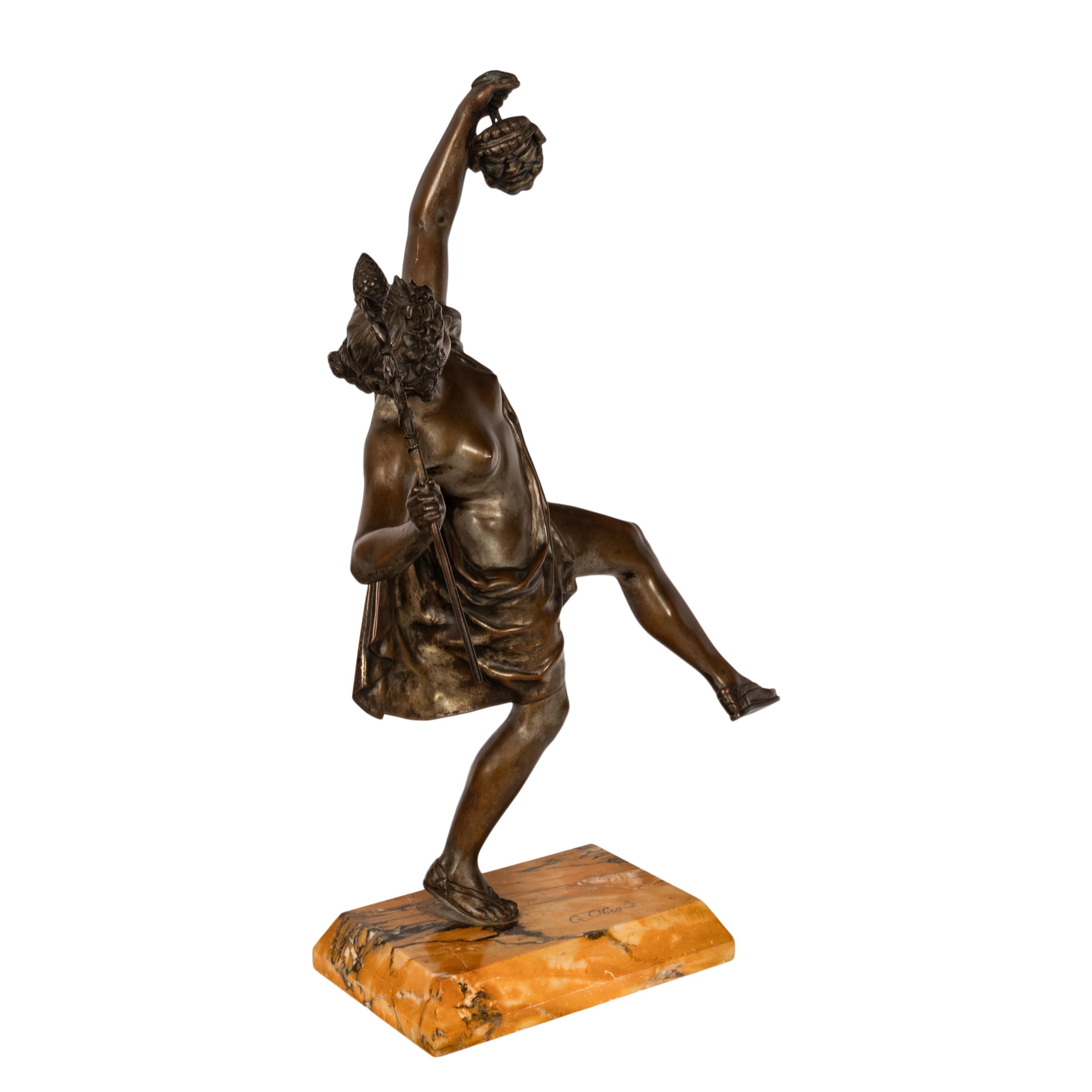 Muy buen bronce neoclásico antiguo de una Bacante o Ménade, obra del escultor español Gustave Obiols Delgado (1858-1902). La escultura hacia 1890.
Este bronce de gran tamaño y muy atractivo, finamente modelado, representa a una mujer seguidora de