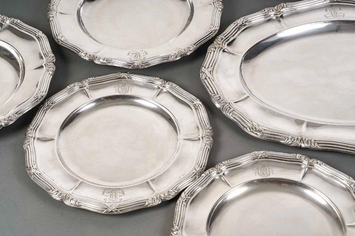 SET OF PLATERY in solid silver model strong contoured threads with staples and pinched ribs, mounted with a hammer.

Count’s coat of arms and monograms

Composed of ten dishes as follows:

• 4 round hollow dishes 3612 grams

Diameter 32 cm height 3