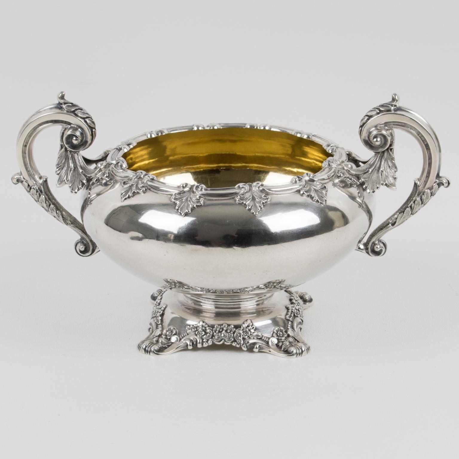 Se trata de un cuenco decorativo de plata de ley de finales del siglo XIX diseñado y fabricado por el platero Odiot, de París. La pieza se fabricó en Francia hacia 1880. La forma redondeada que descansa sobre un pedestal floral tiene un monograma